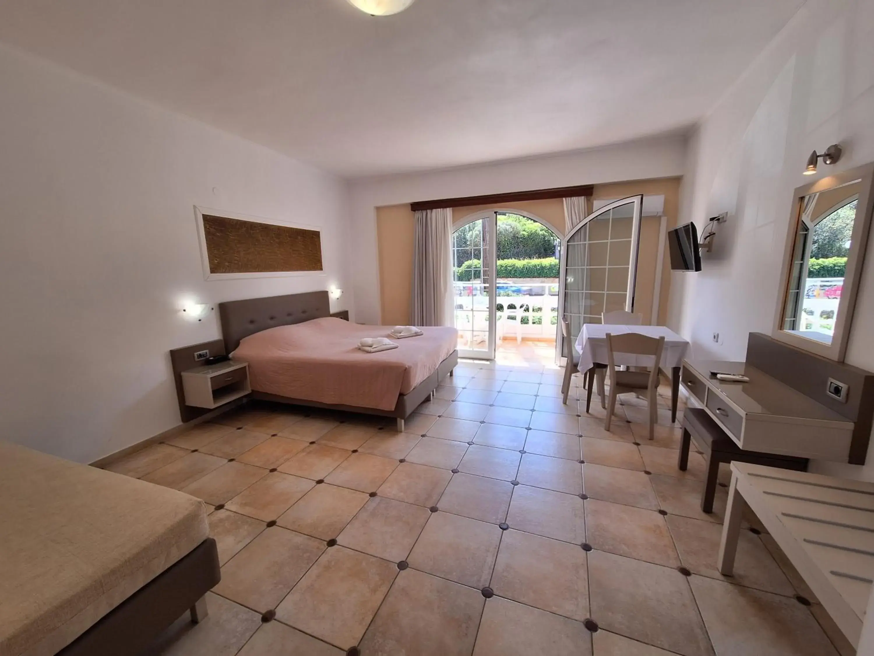 Photo of the whole room, Bed in Perla Beach Photo of the whole room, Bed in Perla Beach