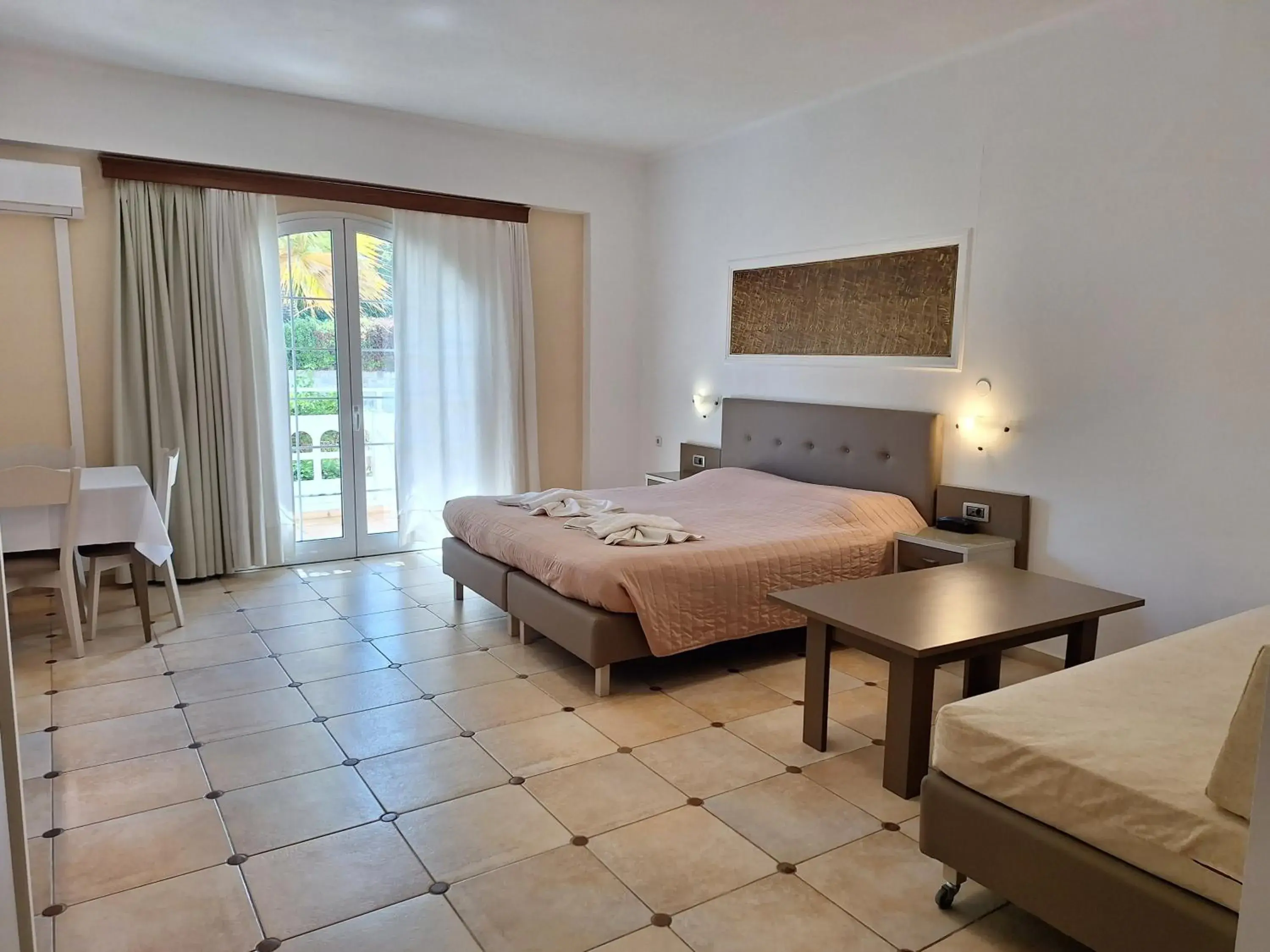 Photo of the whole room, Bed in Perla Beach Photo of the whole room, Bed in Perla Beach