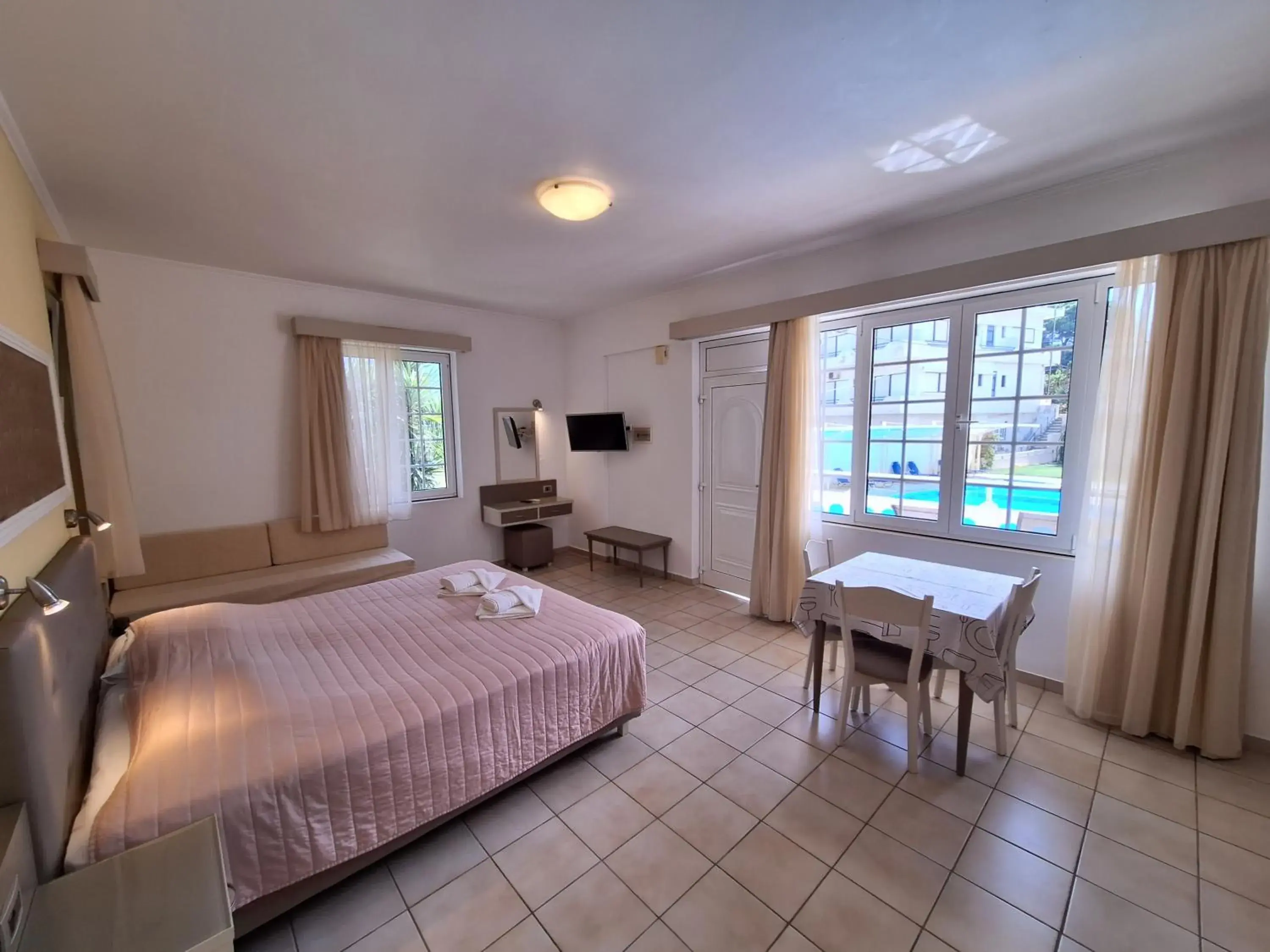 Photo of the whole room, Bed in Perla Beach Photo of the whole room, Bed in Perla Beach