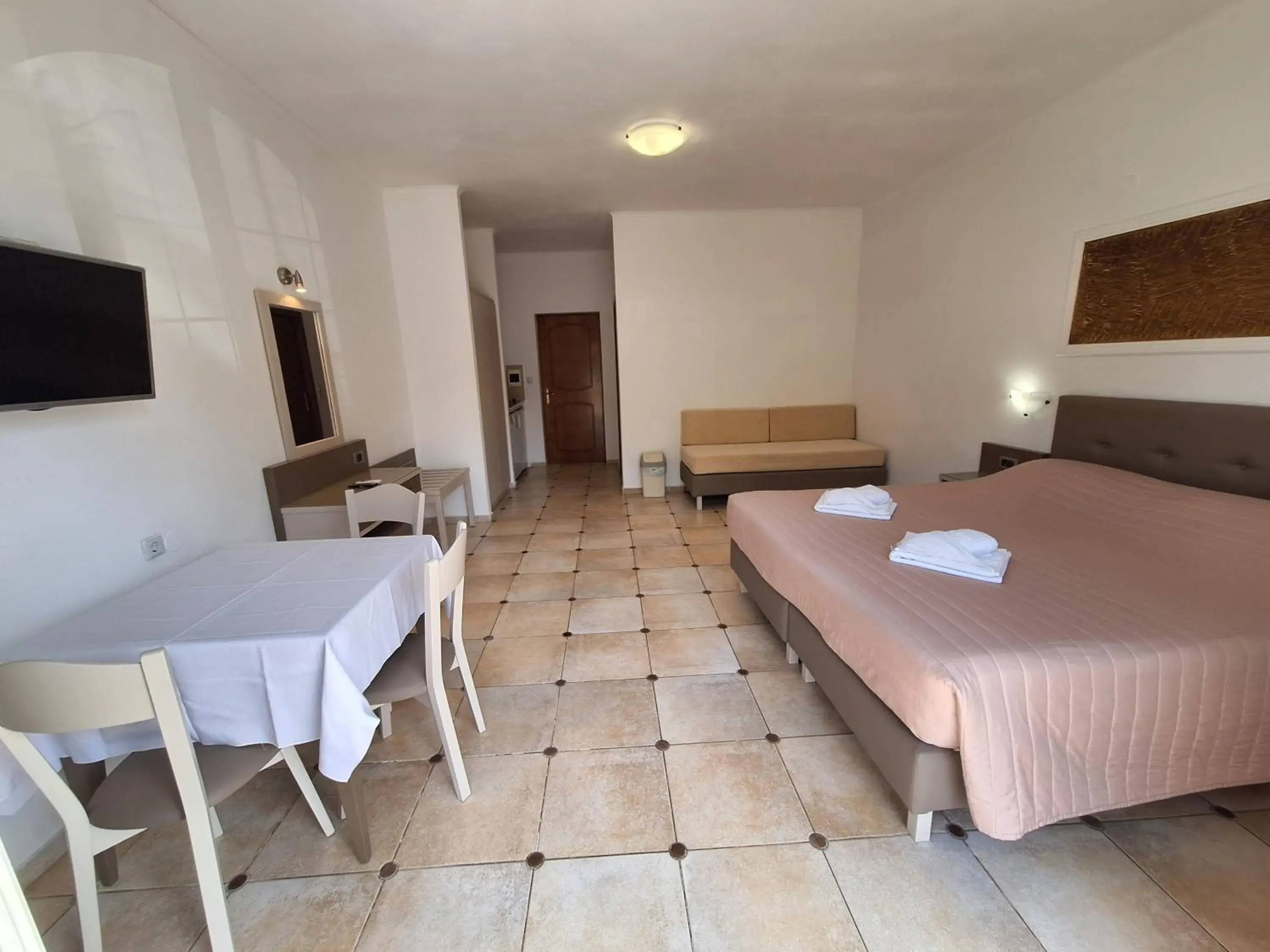 Photo of the whole room, Bed in Perla Beach Photo of the whole room, Bed in Perla Beach