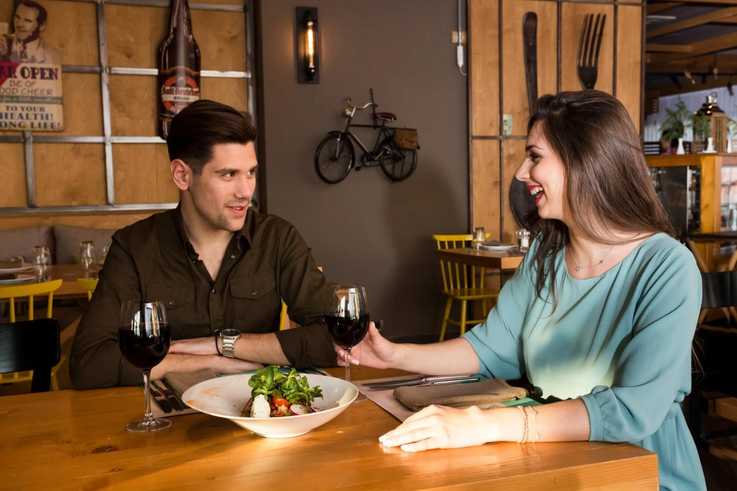 Restaurant/places to eat in Elite City Resort