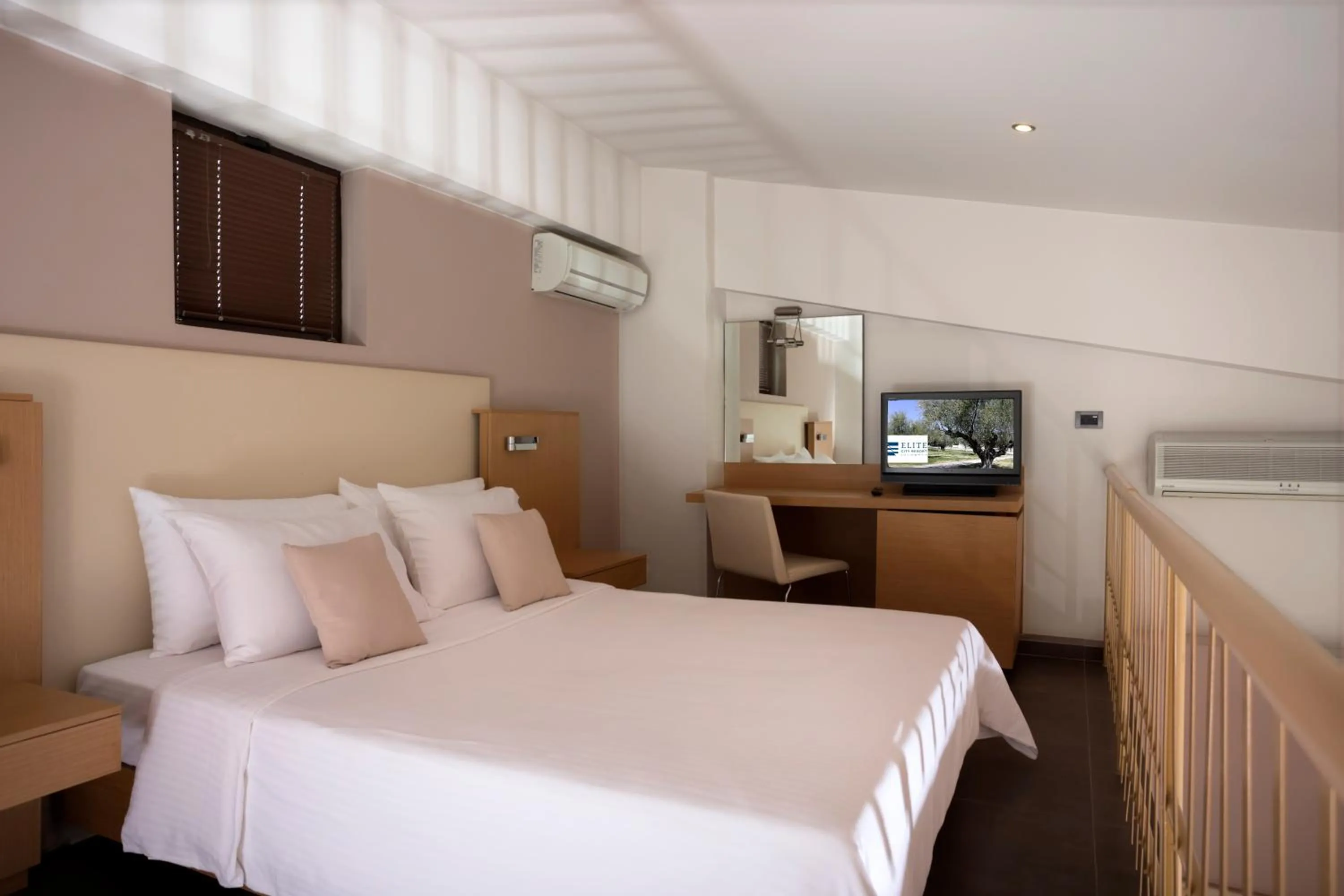 Bedroom, Bed in Elite City Resort