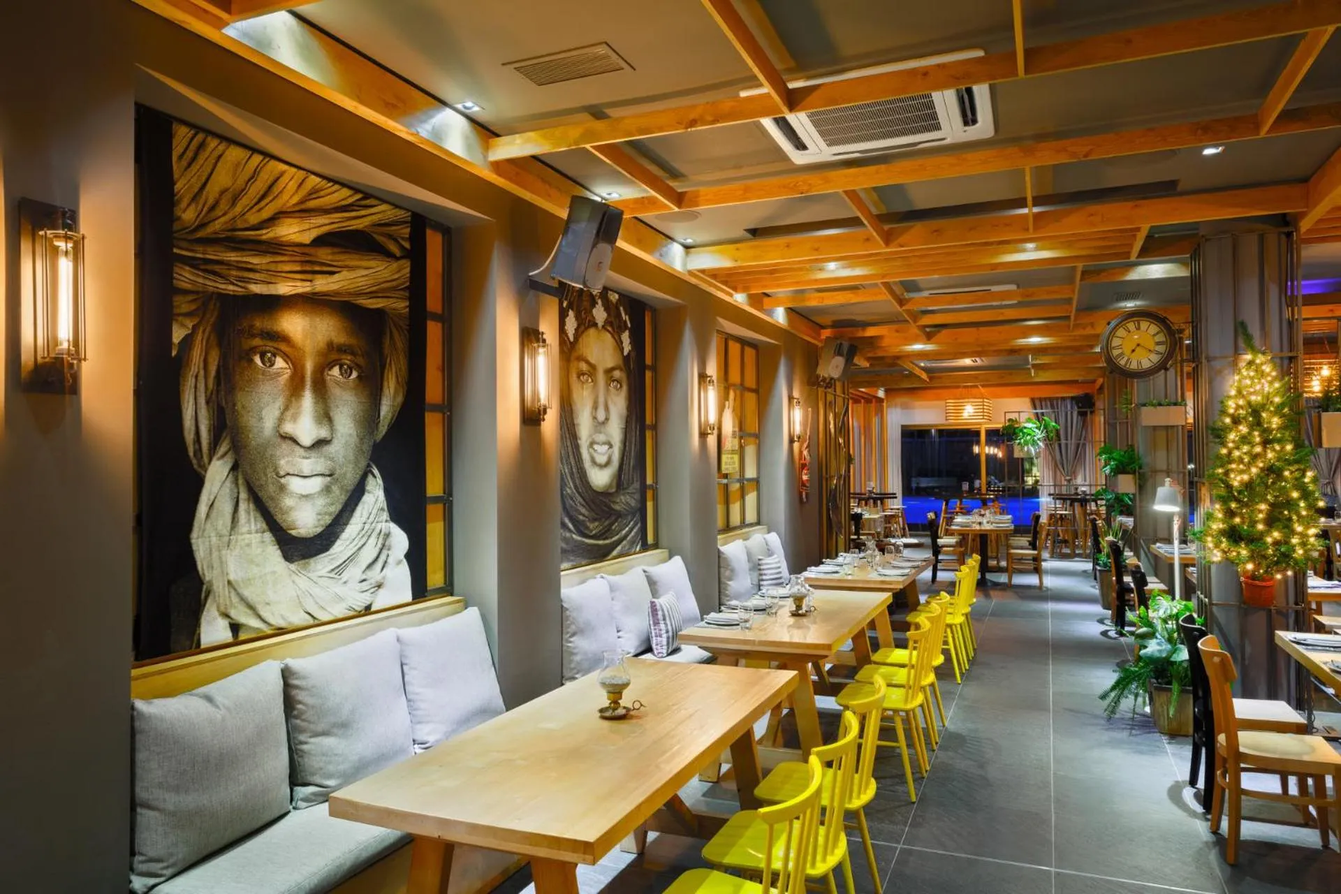 Restaurant/places to eat in Elite City Resort