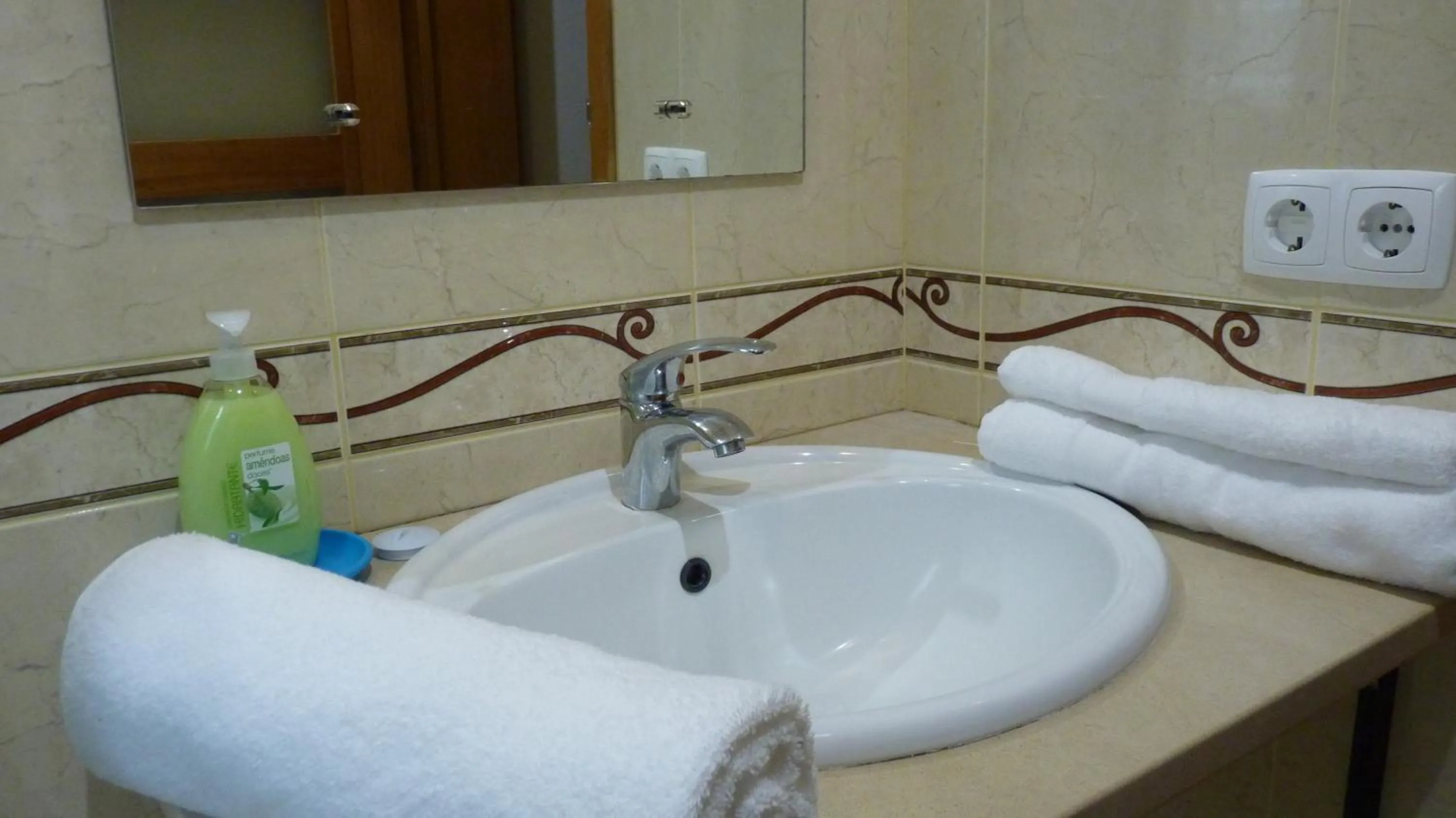 Toilet in AZORES HOLIDAYS HOUSE -B&B - Suites - Self Check-in KEYBOARD