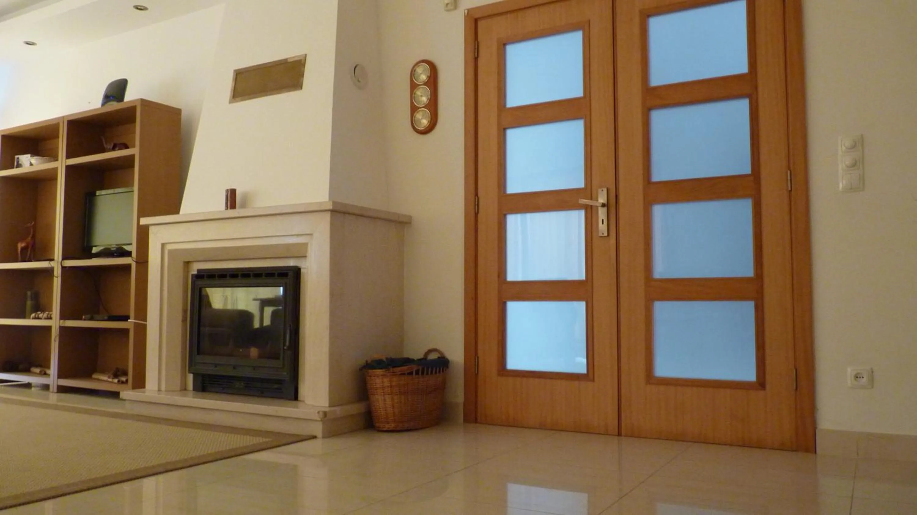 Communal lounge/ TV room in AZORES HOLIDAYS HOUSE -B&B - Suites - Self Check-in KEYBOARD