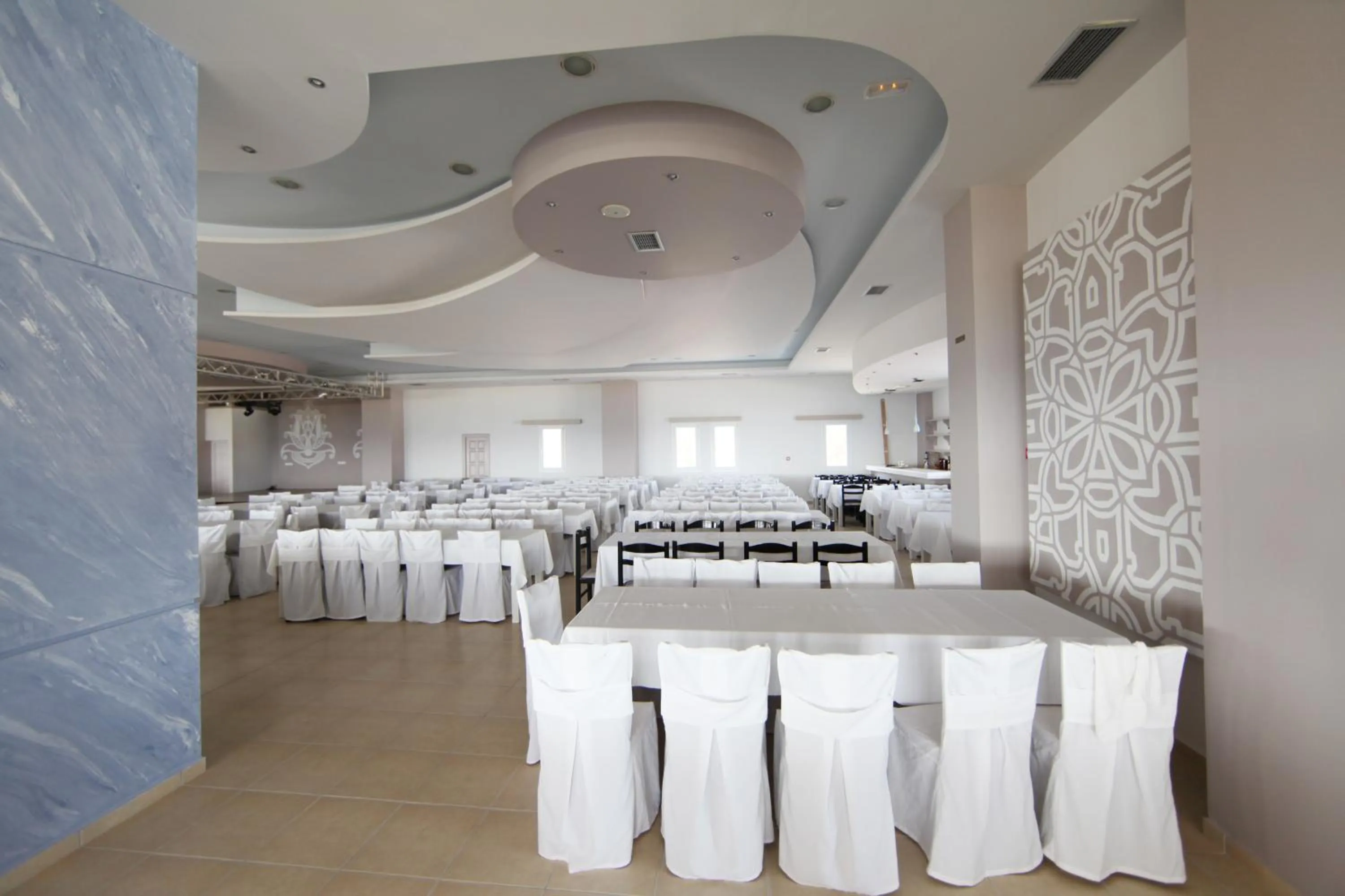 Restaurant/places to eat in Kavuras Village Hotel & Suites