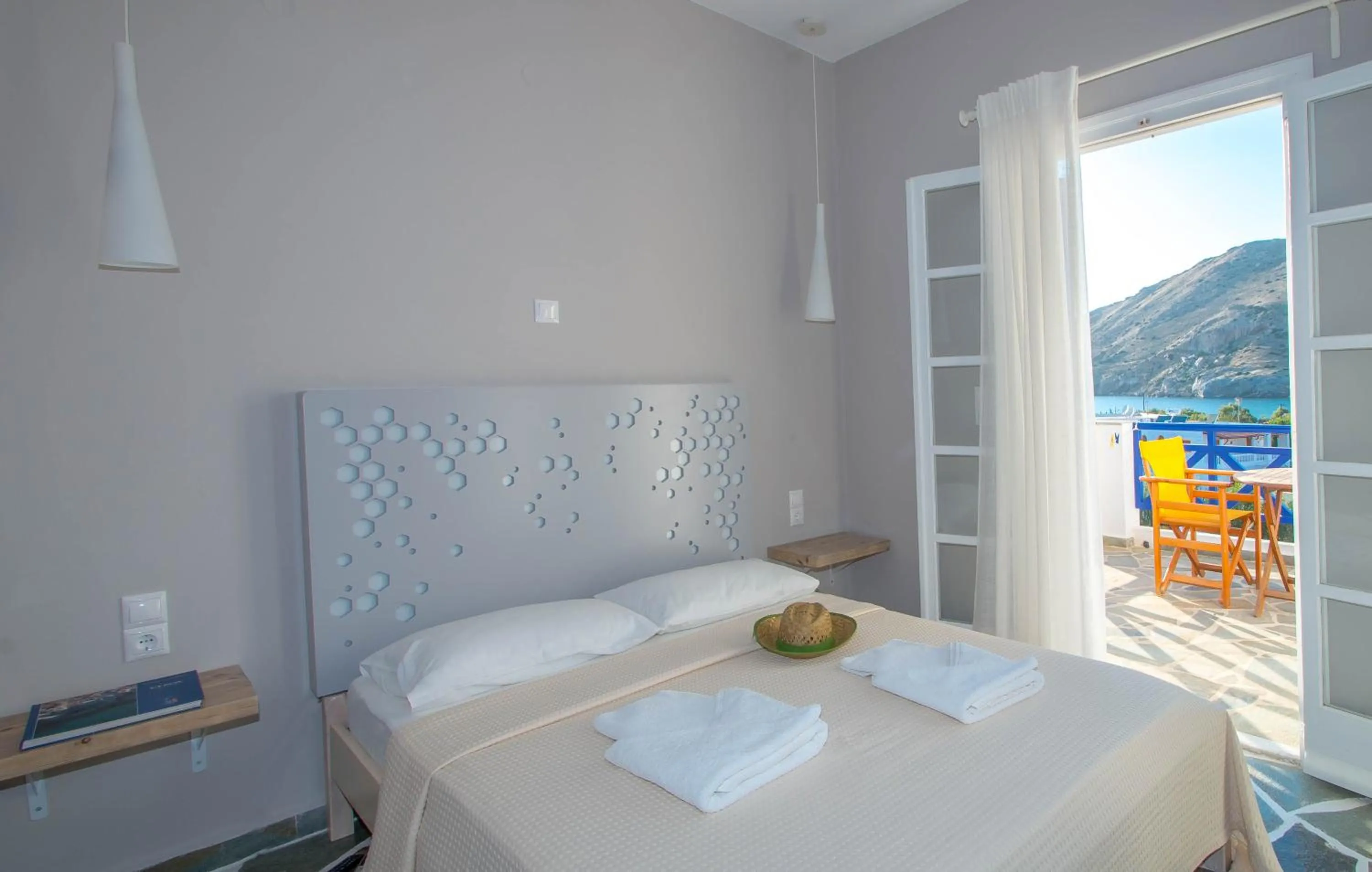 Photo of the whole room in Remvi