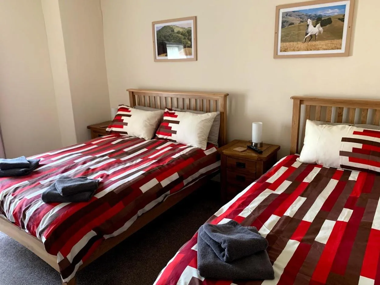 Photo of the whole room, Bed in White Horse Tavern