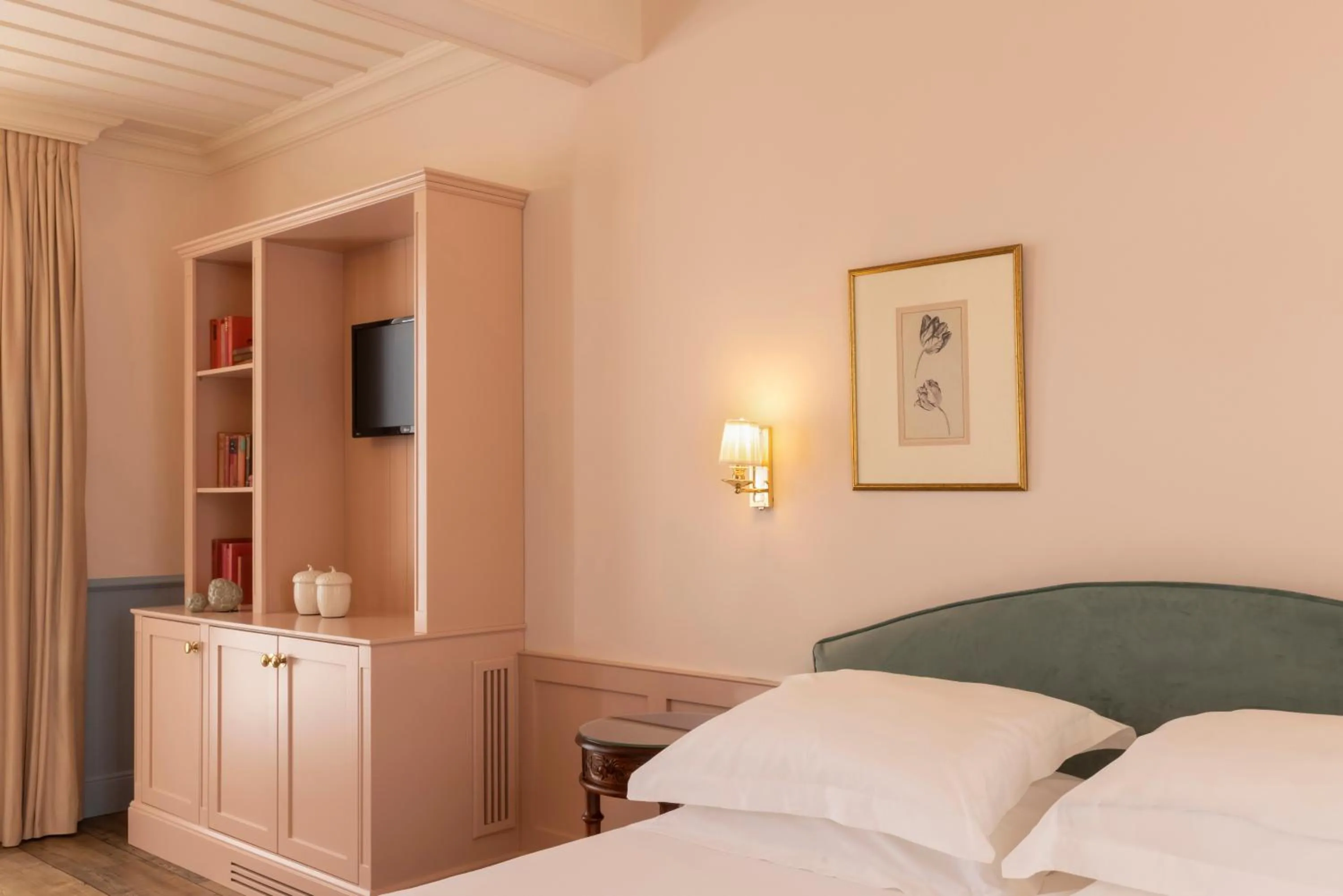 Bedroom, Bed in Dorion Hotel