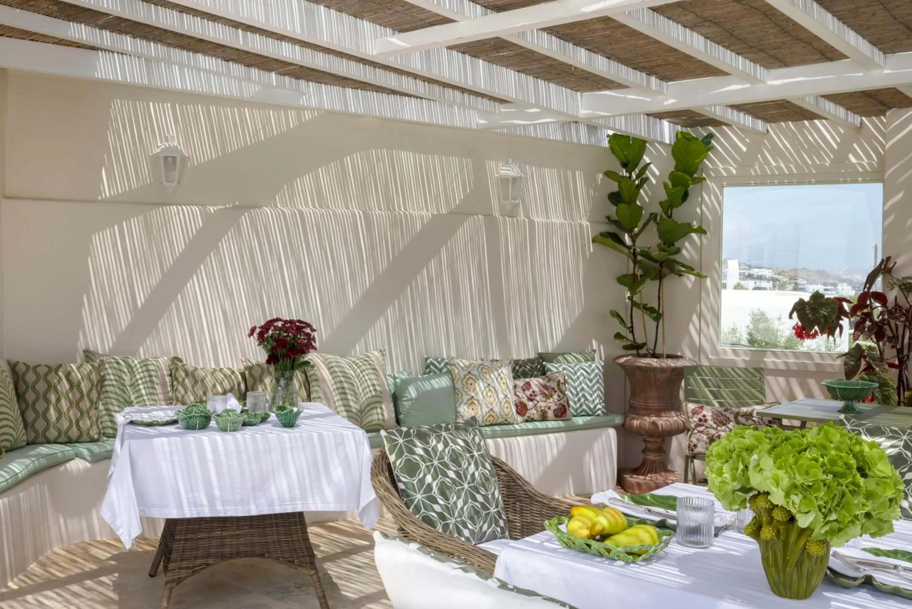 Restaurant/places to eat in Dorion Hotel