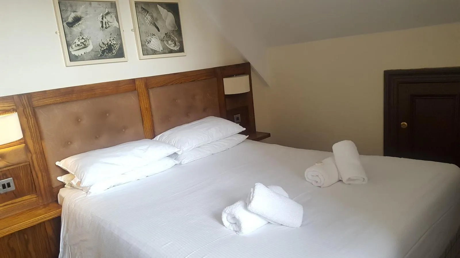 Bedroom, Bed in The Dolphin Hotel