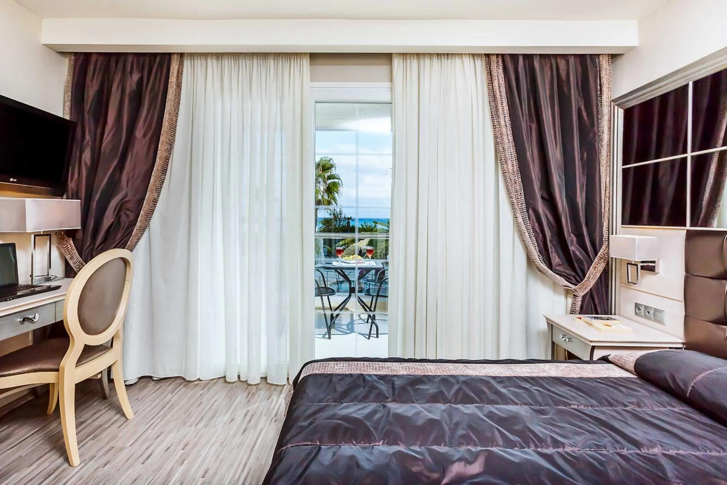Bed in Elinotel Apolamare Hotel