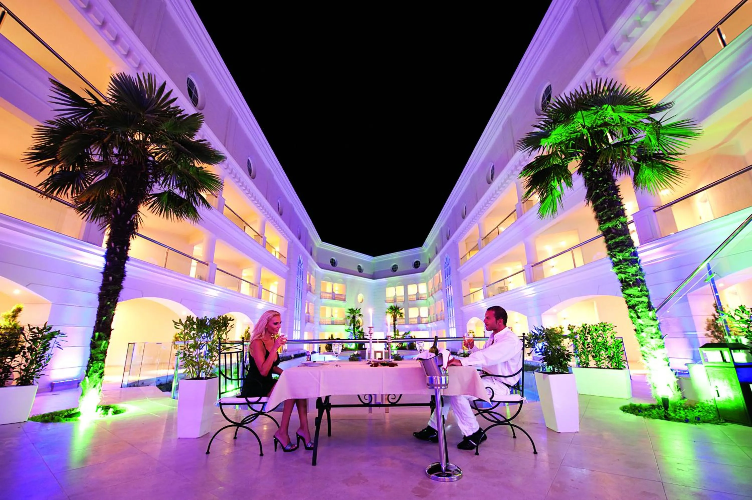 Restaurant/places to eat in Elinotel Apolamare Hotel