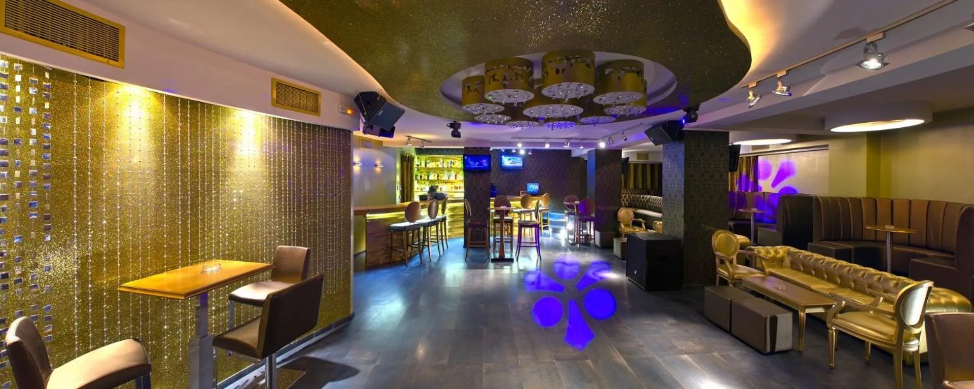 Nightclub / DJ in Elinotel Apolamare Hotel
