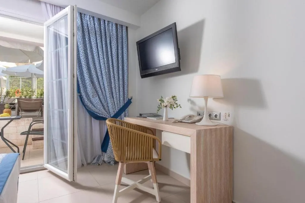 TV and multimedia in Elinotel Apolamare Hotel