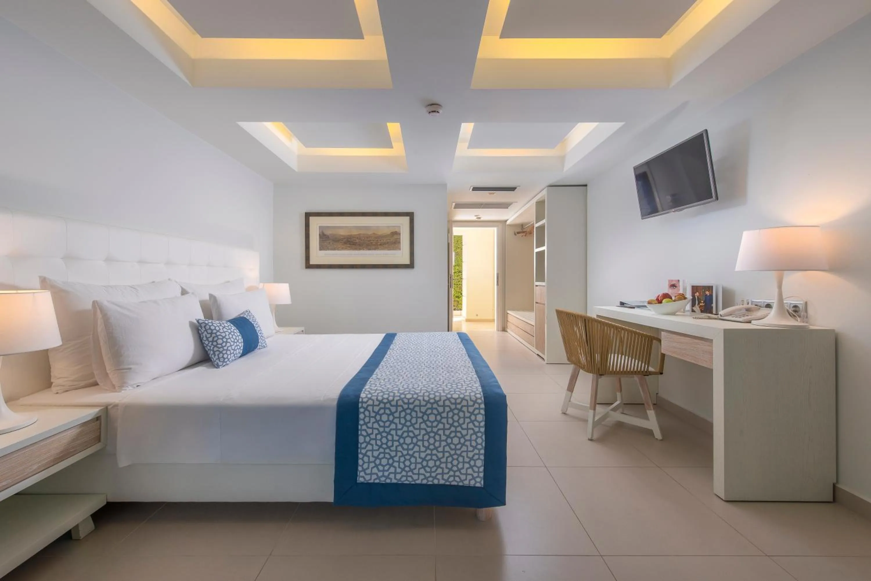 Photo of the whole room, Bed in Elinotel Apolamare Hotel