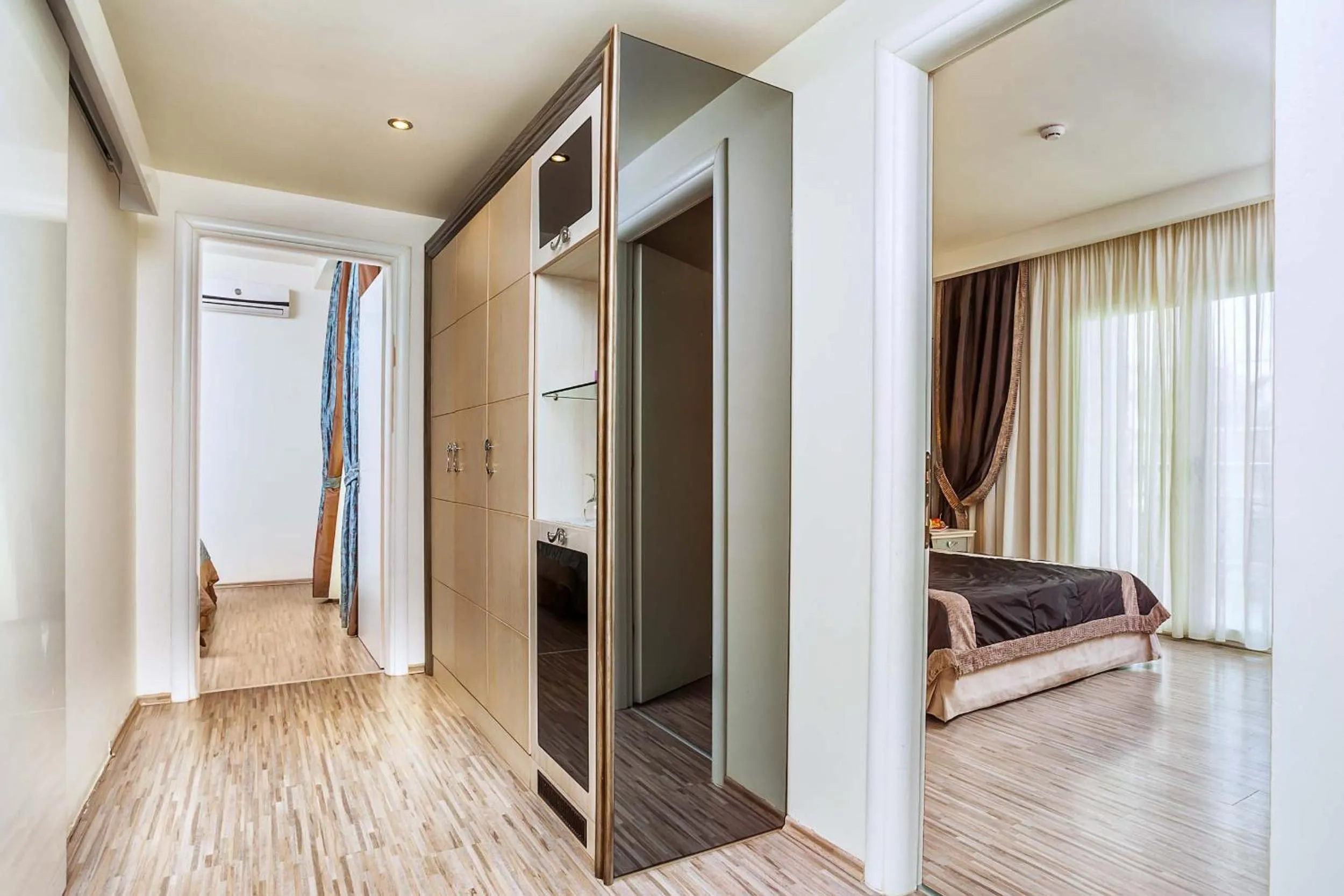 wardrobe, Bed in Elinotel Apolamare Hotel