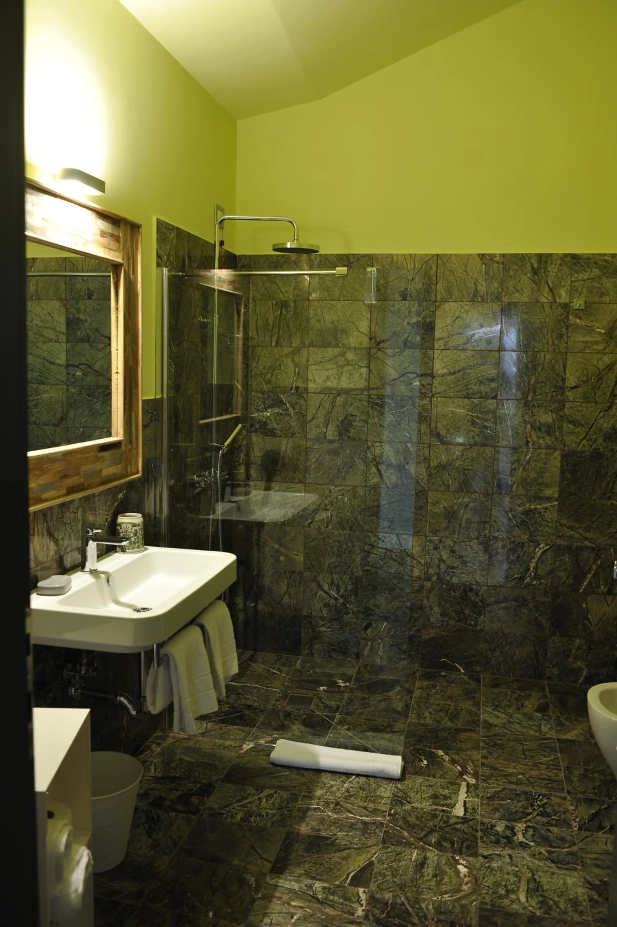 Shower in Palazzo del Senatore