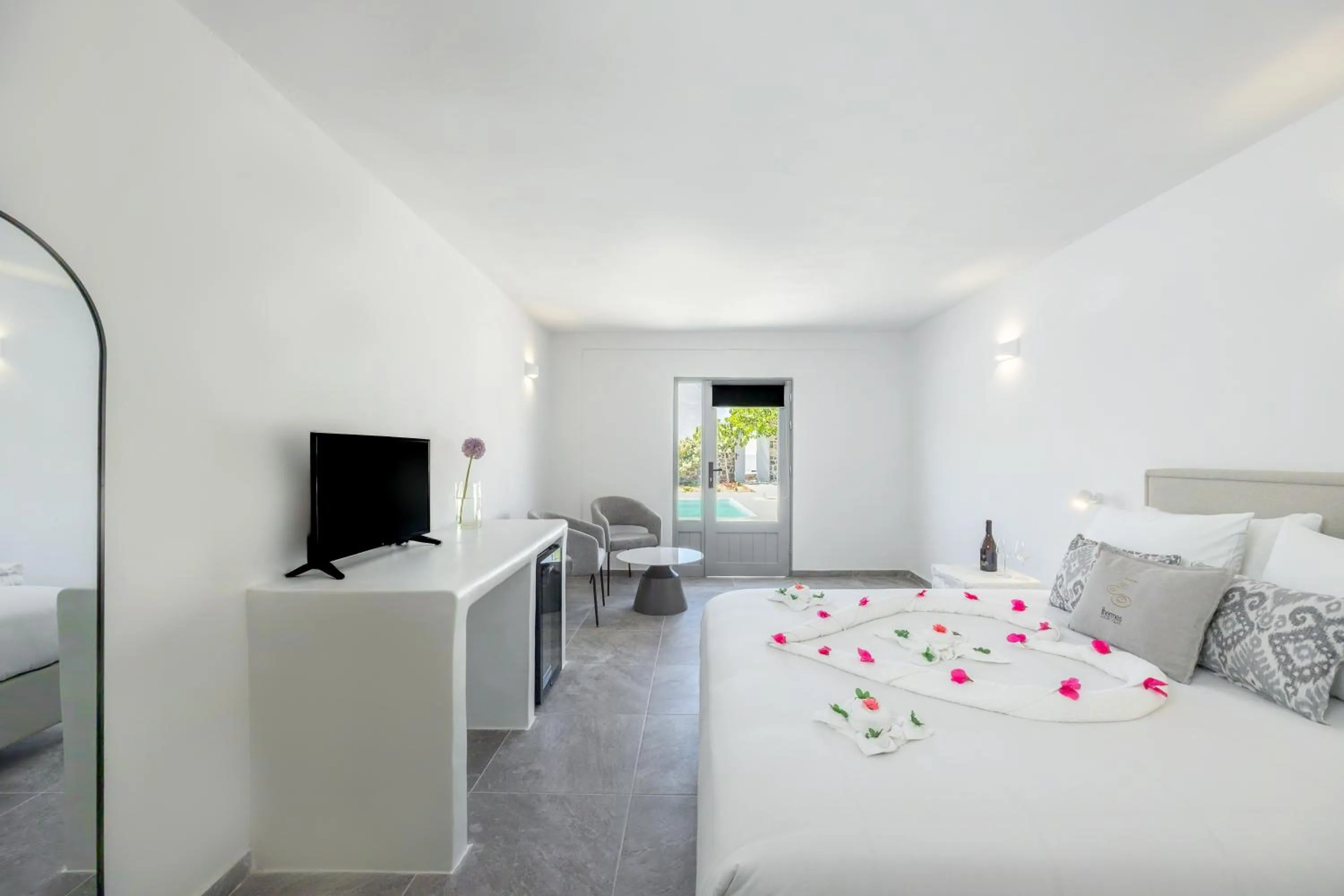 Photo of the whole room, Bed in Thermes Luxury Villas And Spa