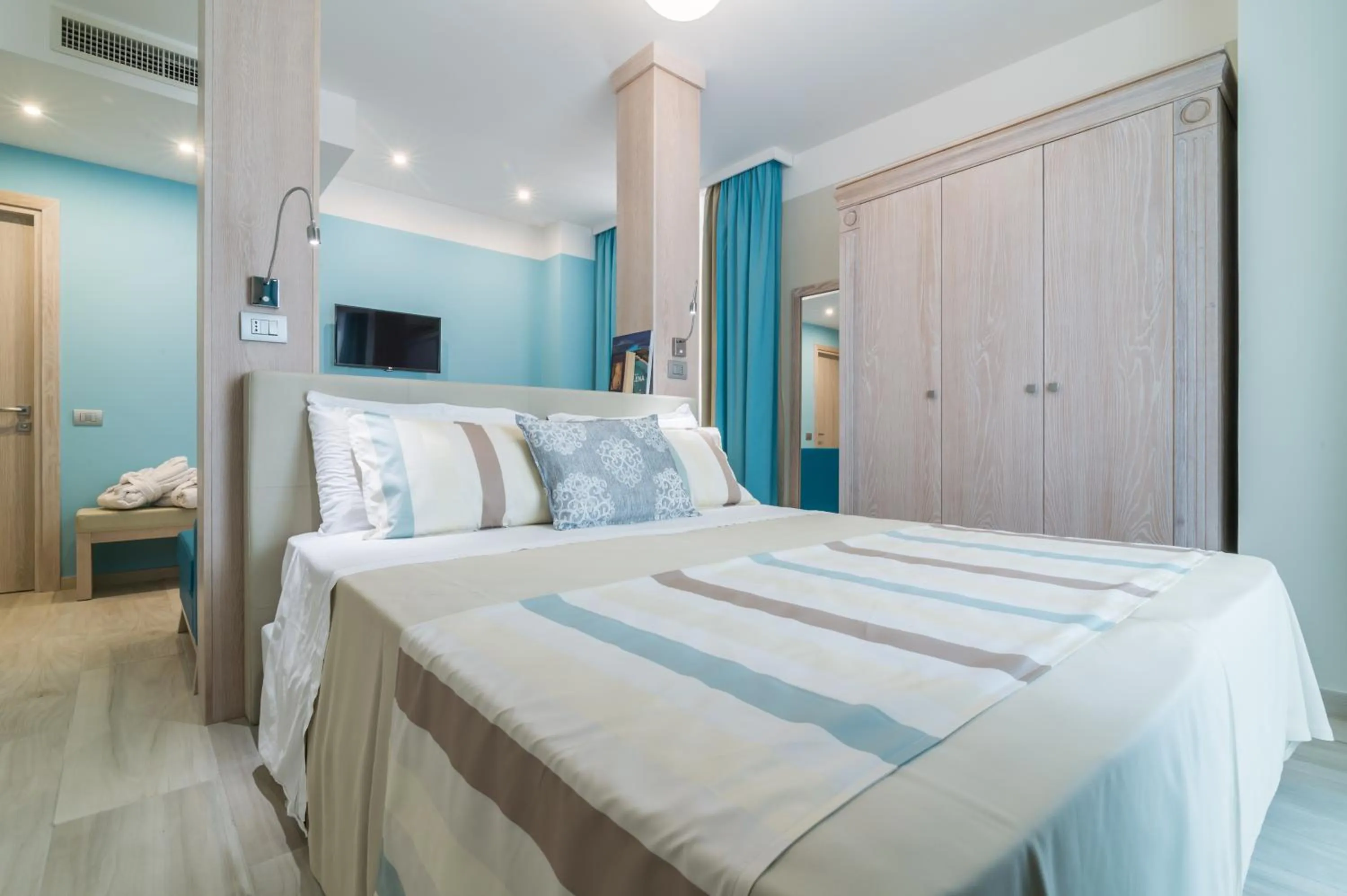 Bathroom, Bed in L'Ambasciata Hotel de Charme