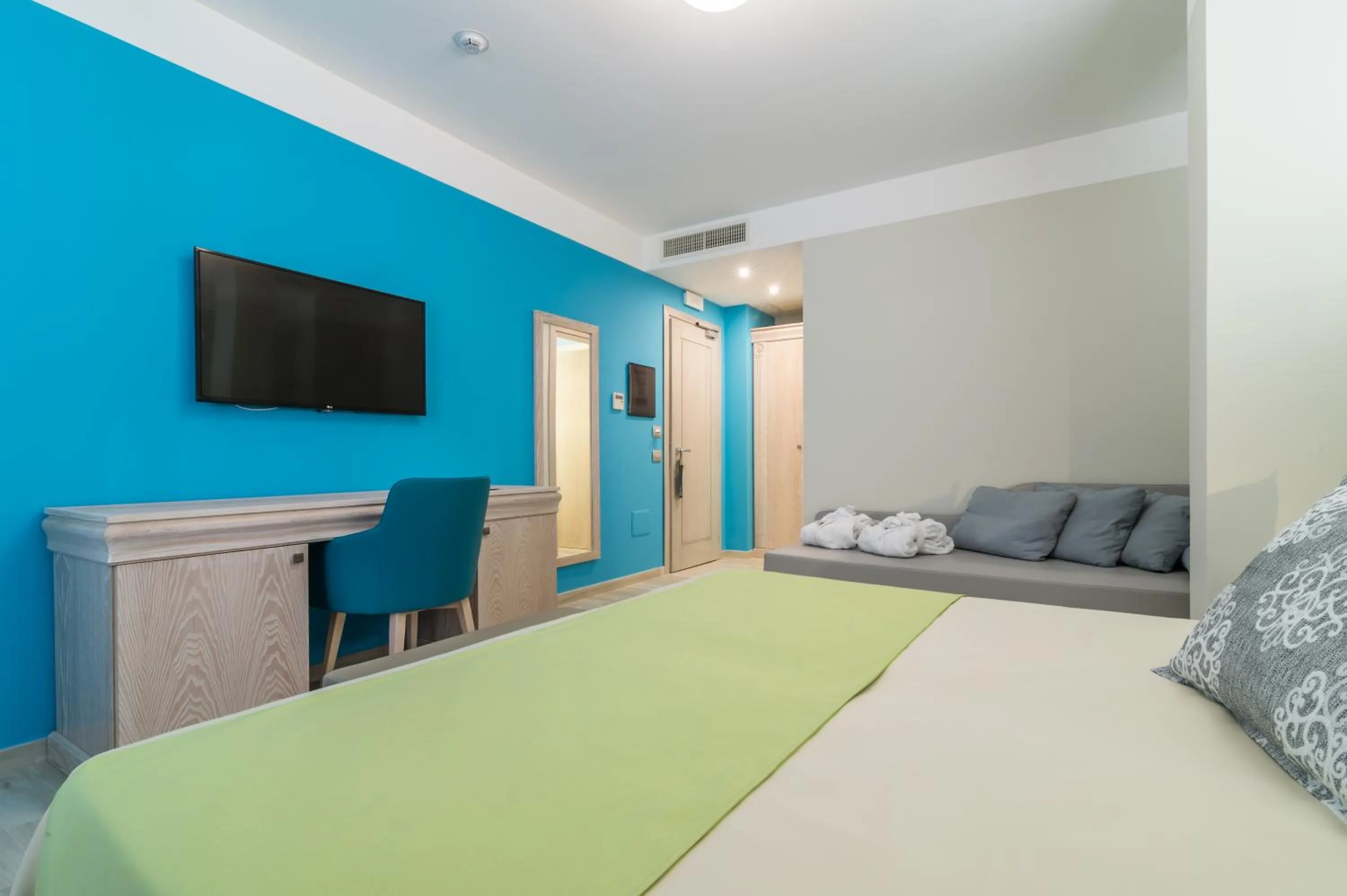 Photo of the whole room, Bed in L'Ambasciata Hotel de Charme