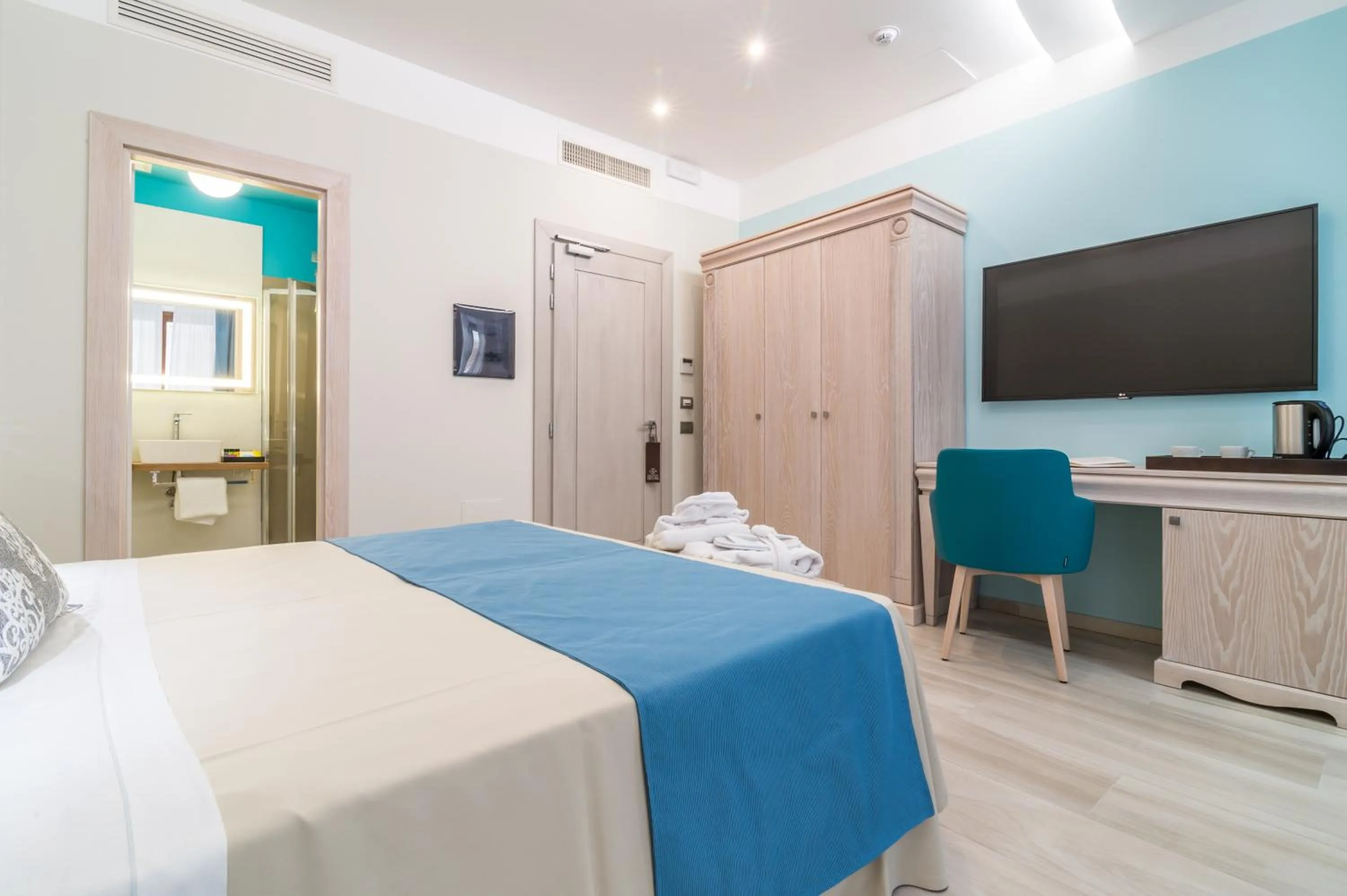 Photo of the whole room, Bed in L'Ambasciata Hotel de Charme