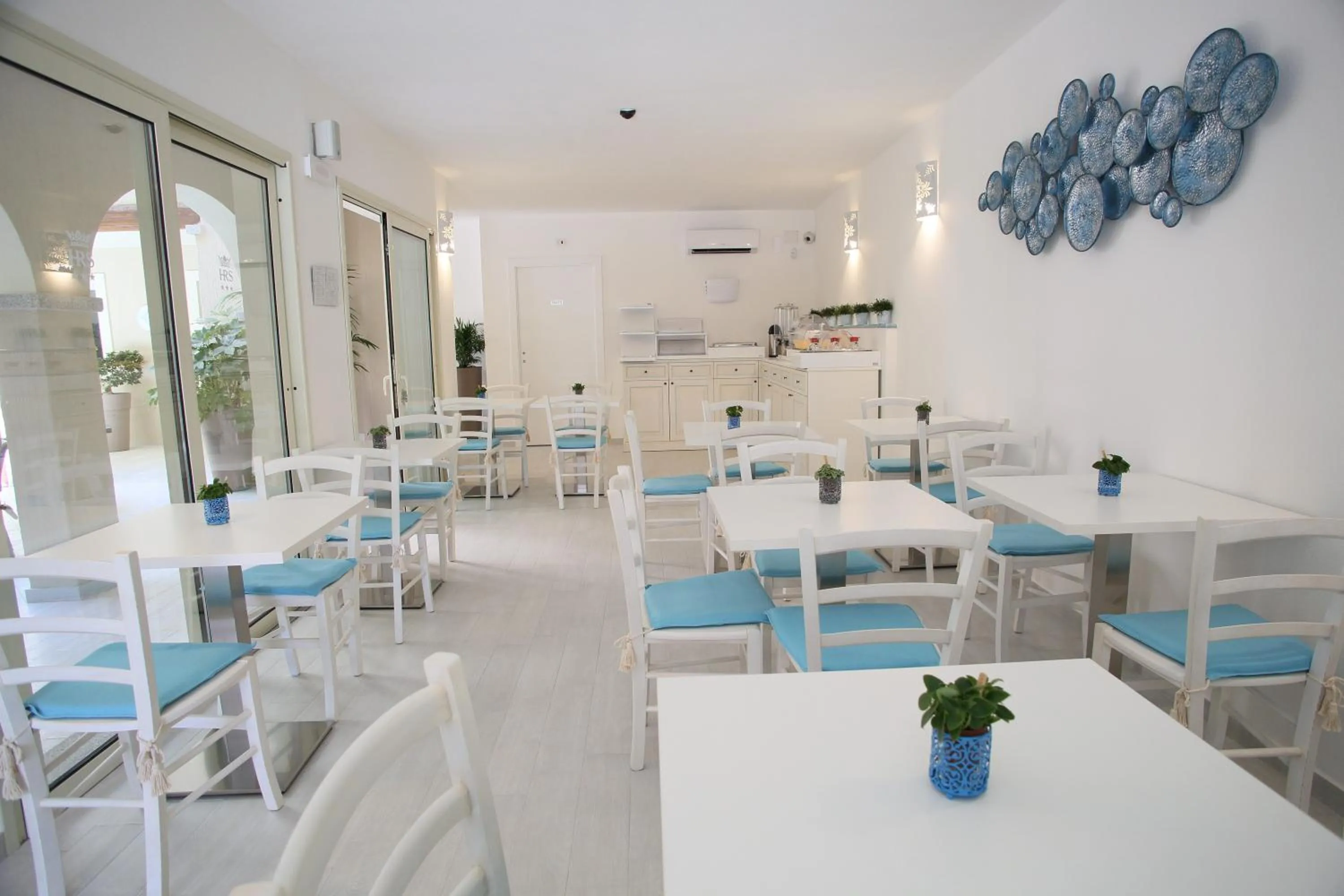 Restaurant/places to eat in Hotel Regina Simius