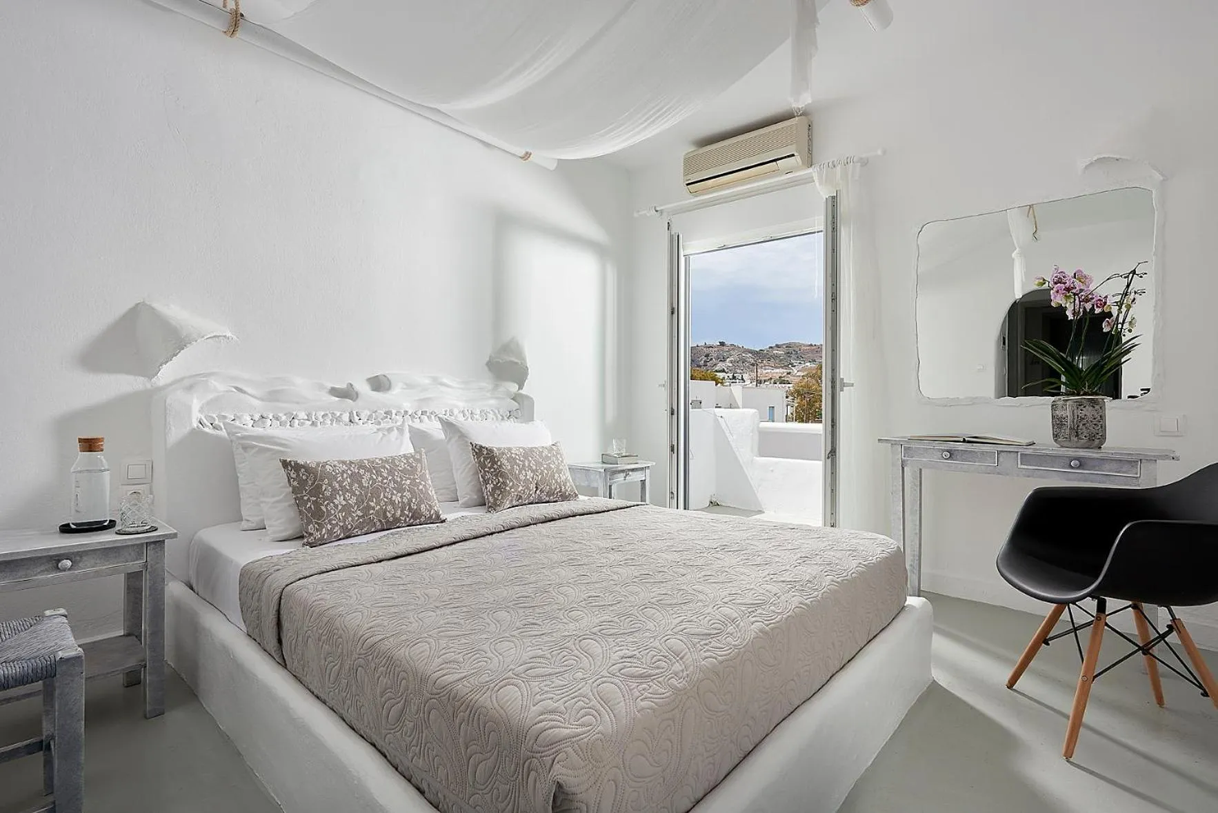 Photo of the whole room, Bed in Milos Hotel