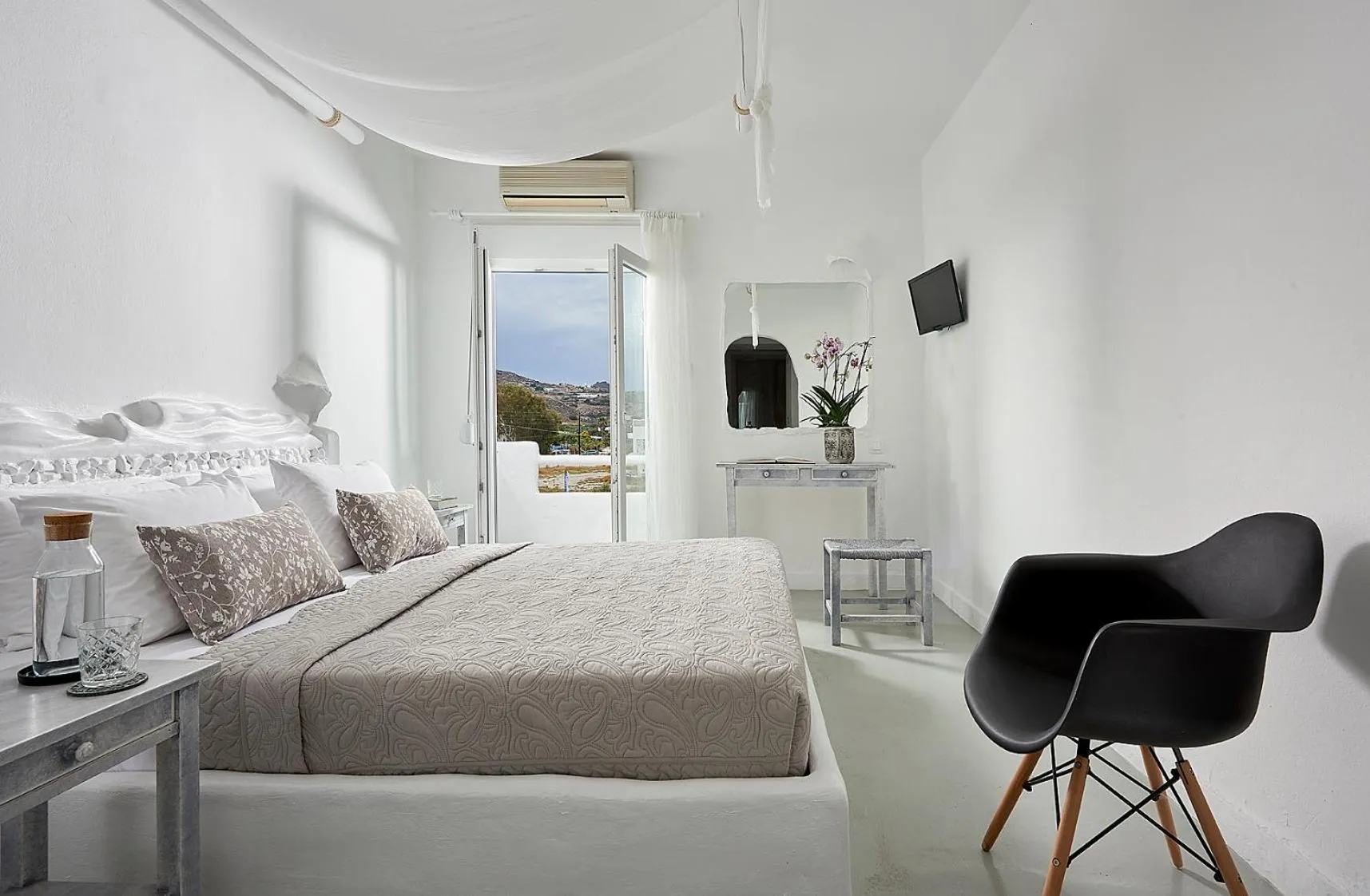 Photo of the whole room, Bed in Milos Hotel