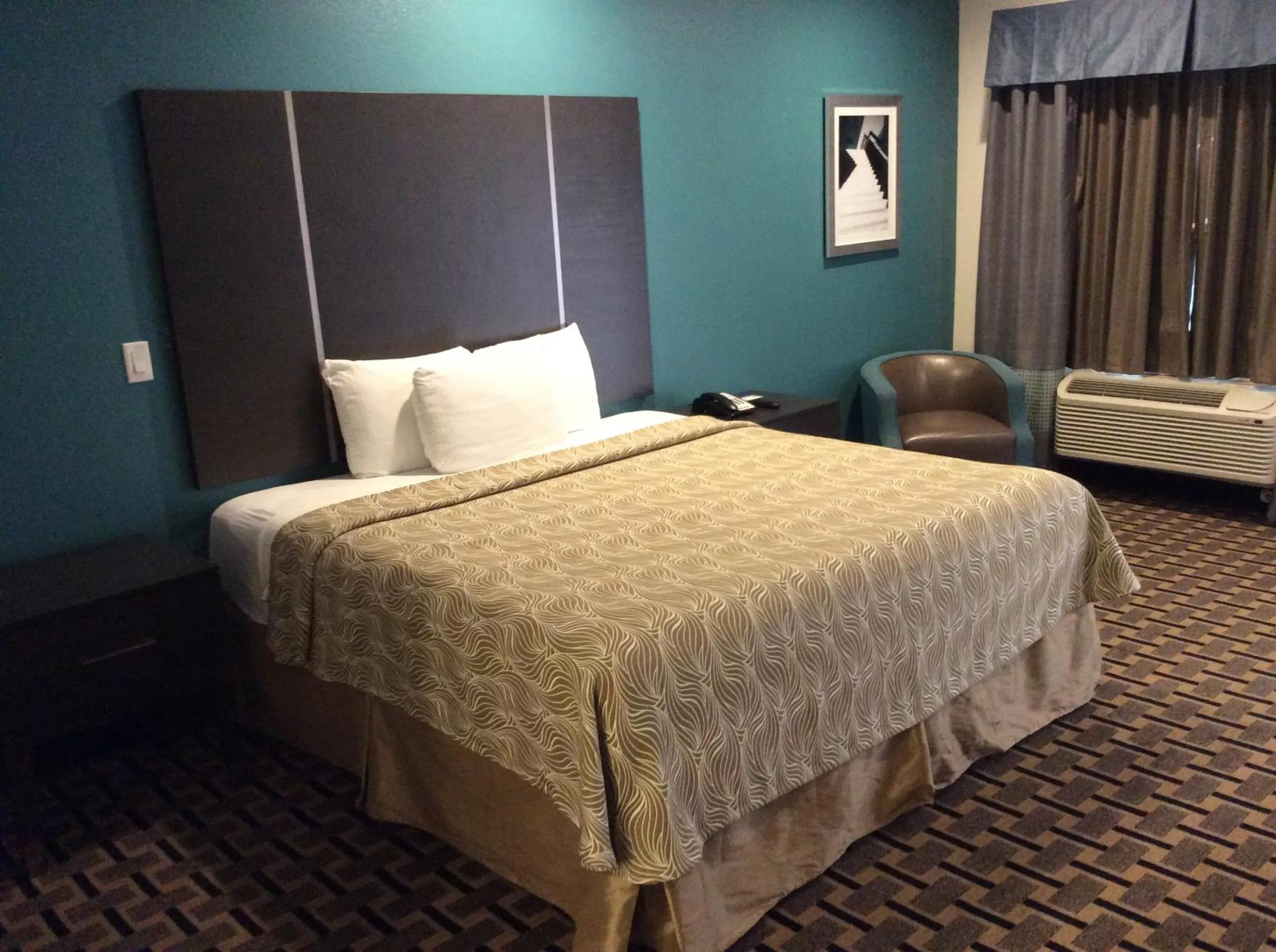 Bed in Regency Inn & Suites- NW Houston