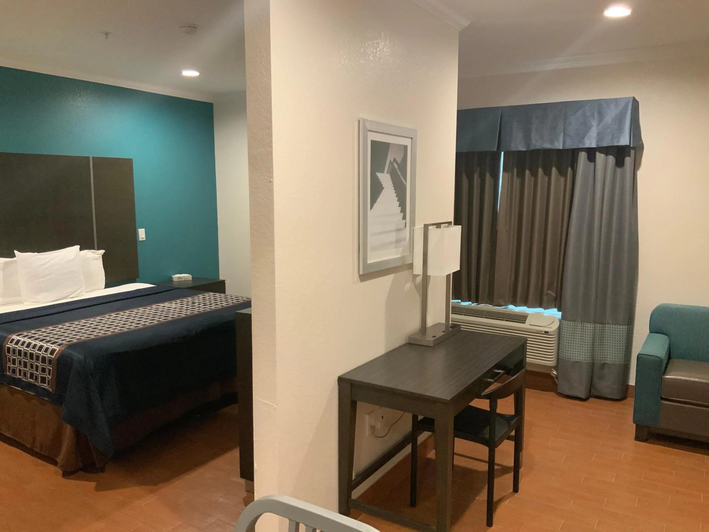 Bed in Regency Inn & Suites- NW Houston