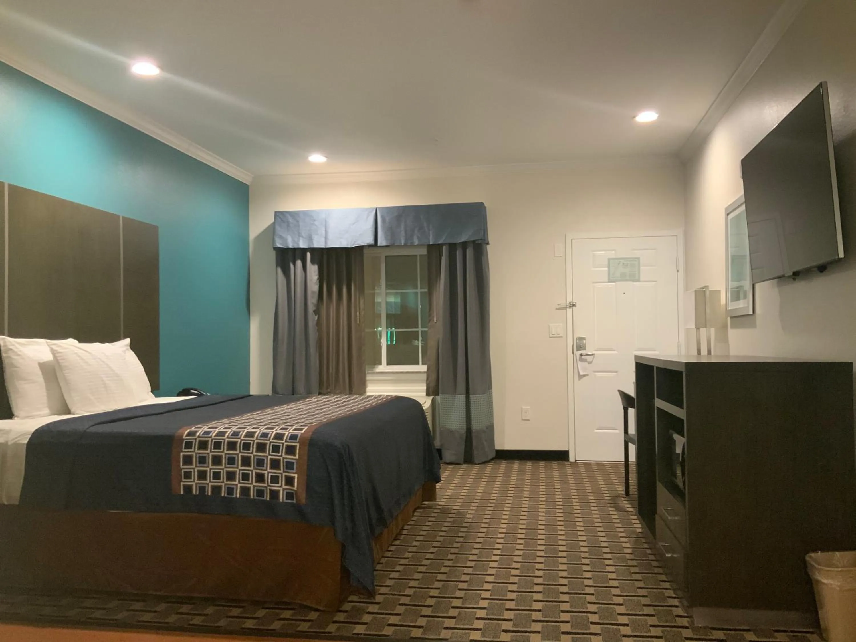 Bed in Regency Inn & Suites- NW Houston
