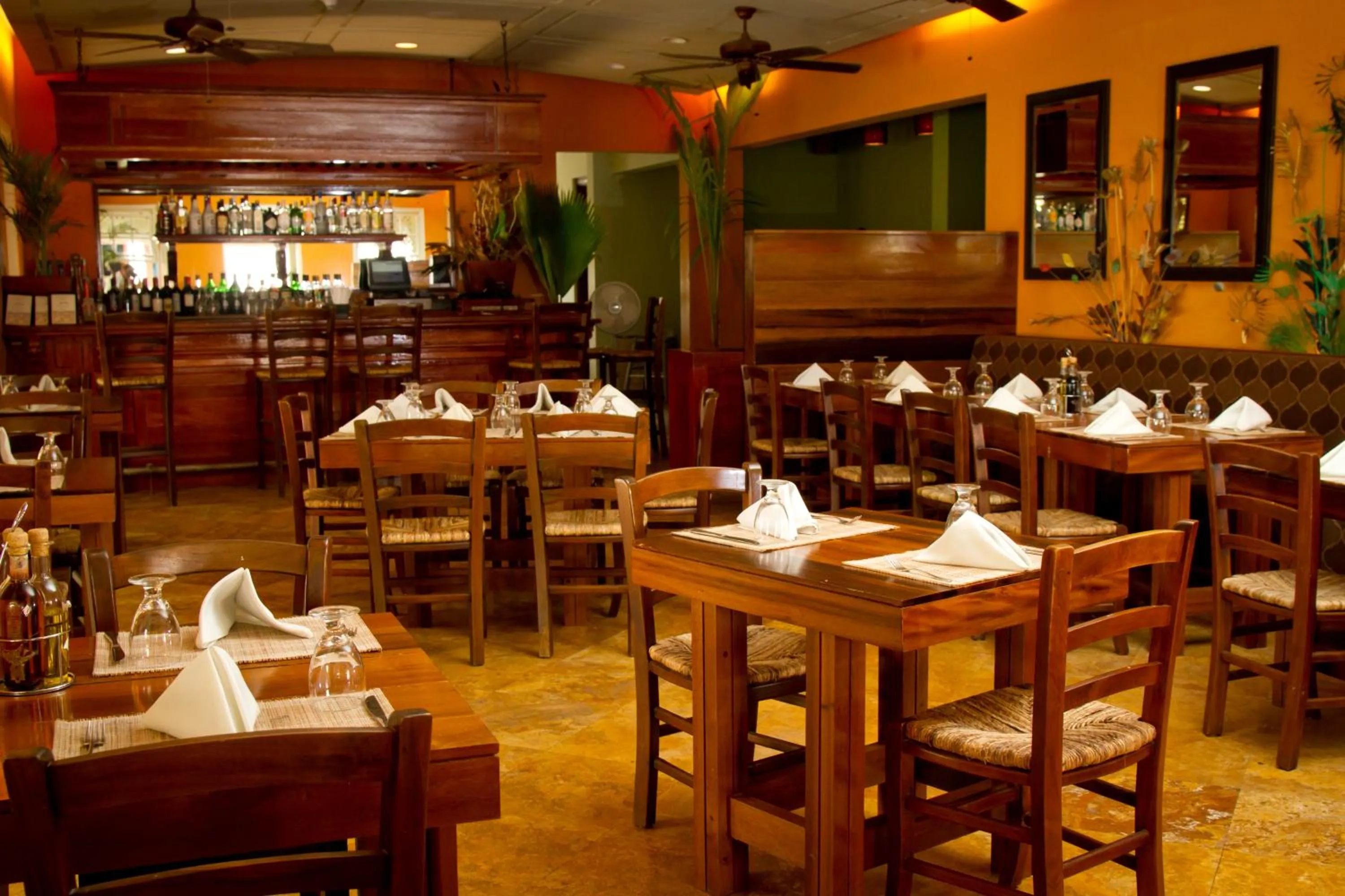 Restaurant/places to eat in The Crane Resort