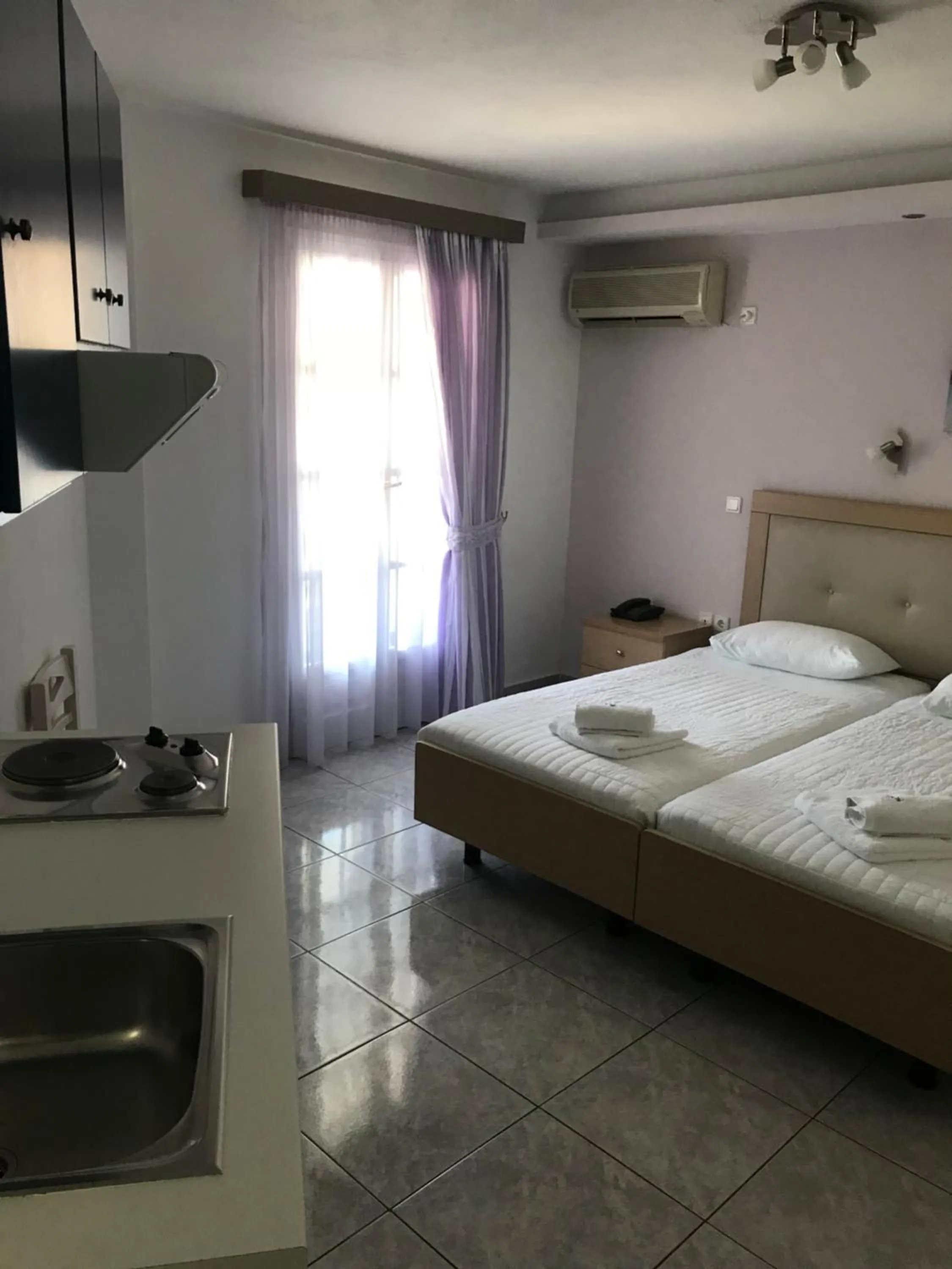 Photo of the whole room, Bed in Ilion Hotel