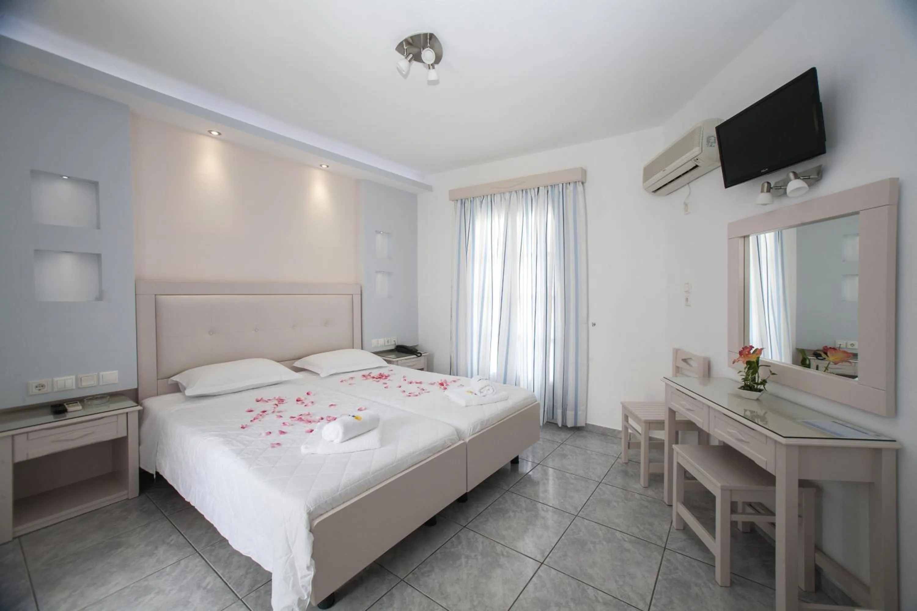 Day, Bed in Ilion Hotel