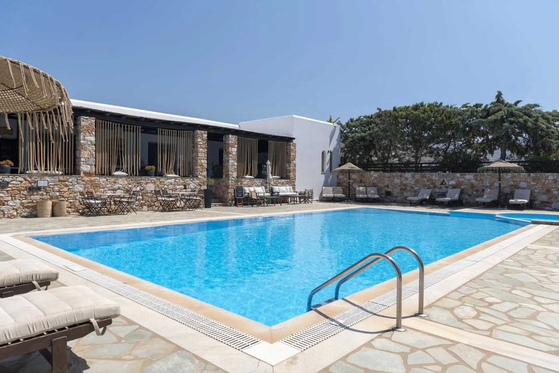 Swimming pool in Parosland Hotel