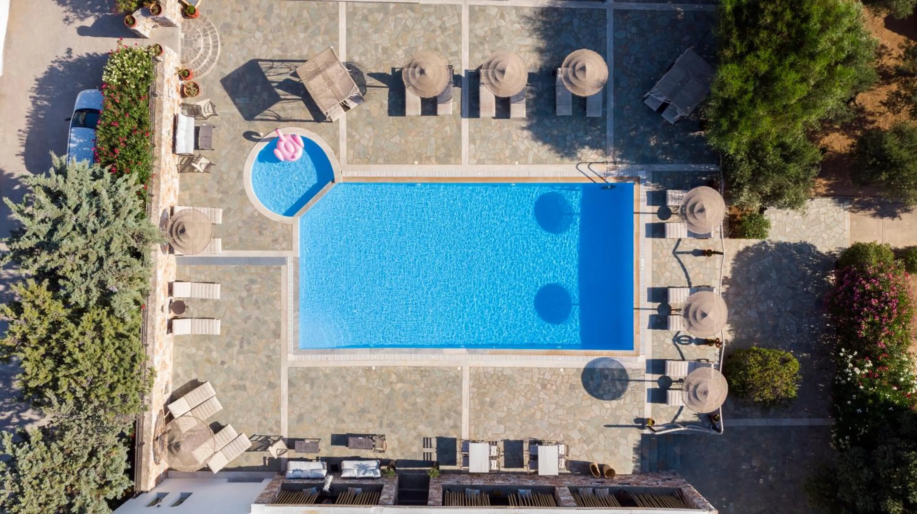Swimming pool in Parosland Hotel