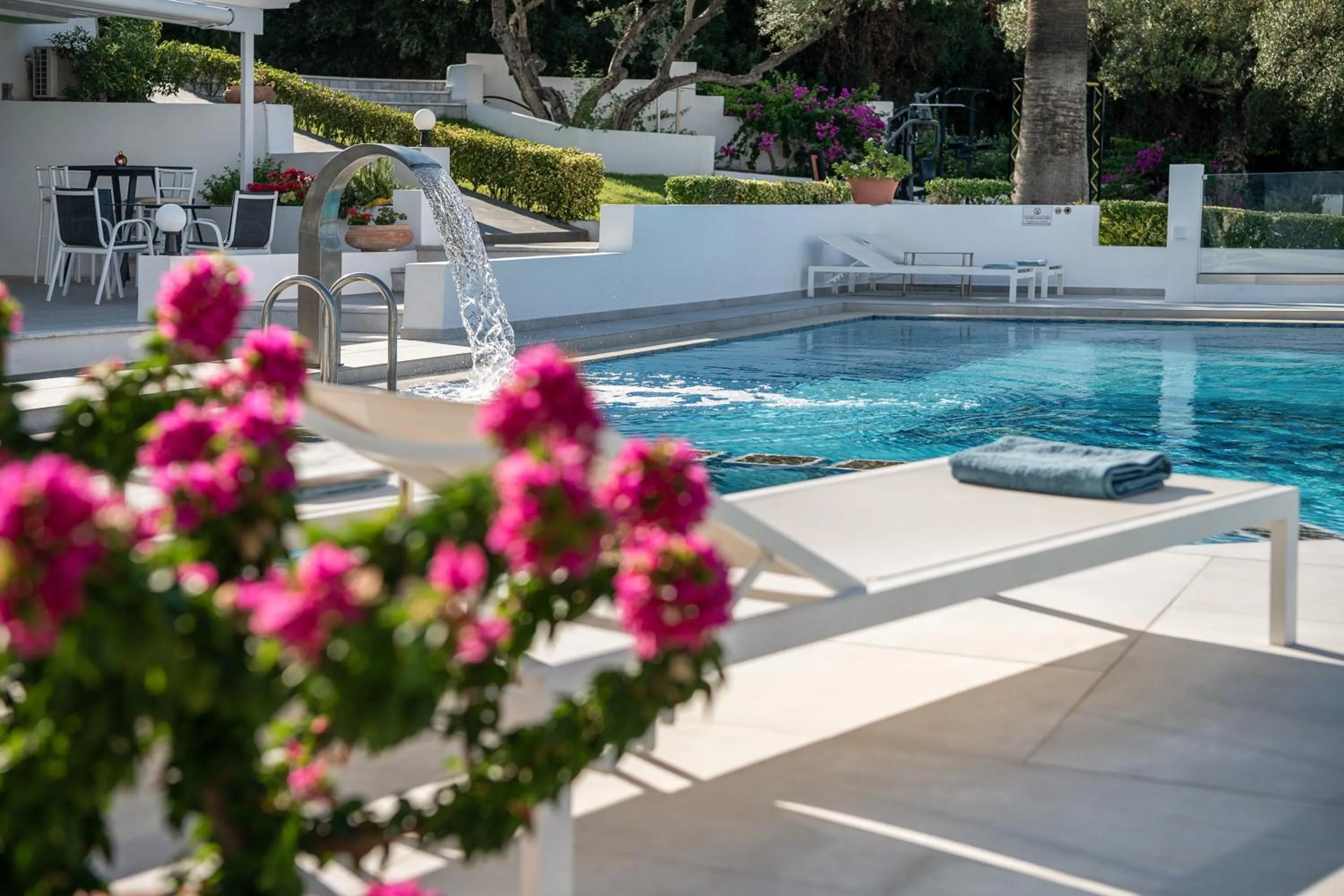 Swimming pool in Villa Life