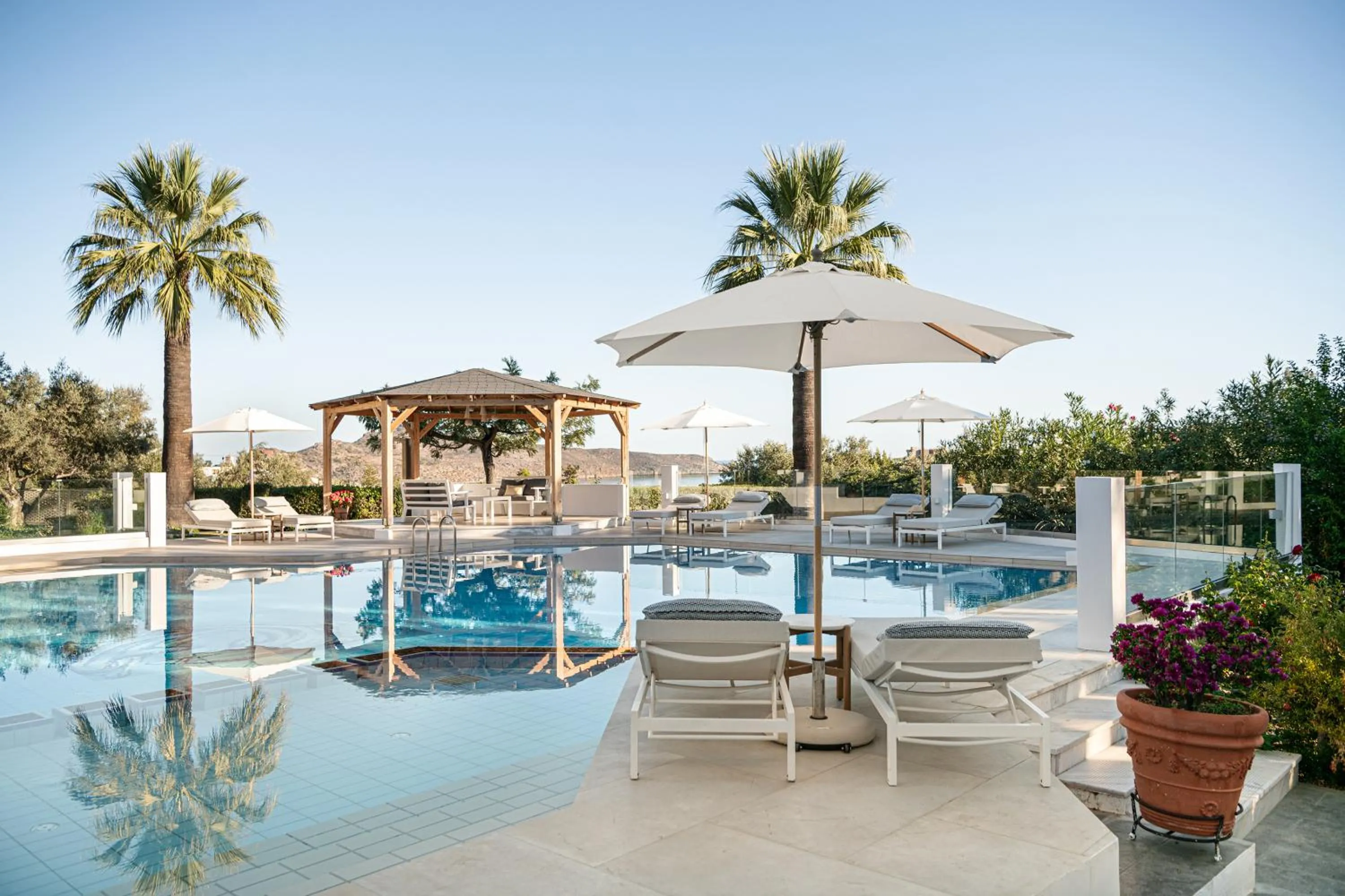 Swimming pool in Villa Life