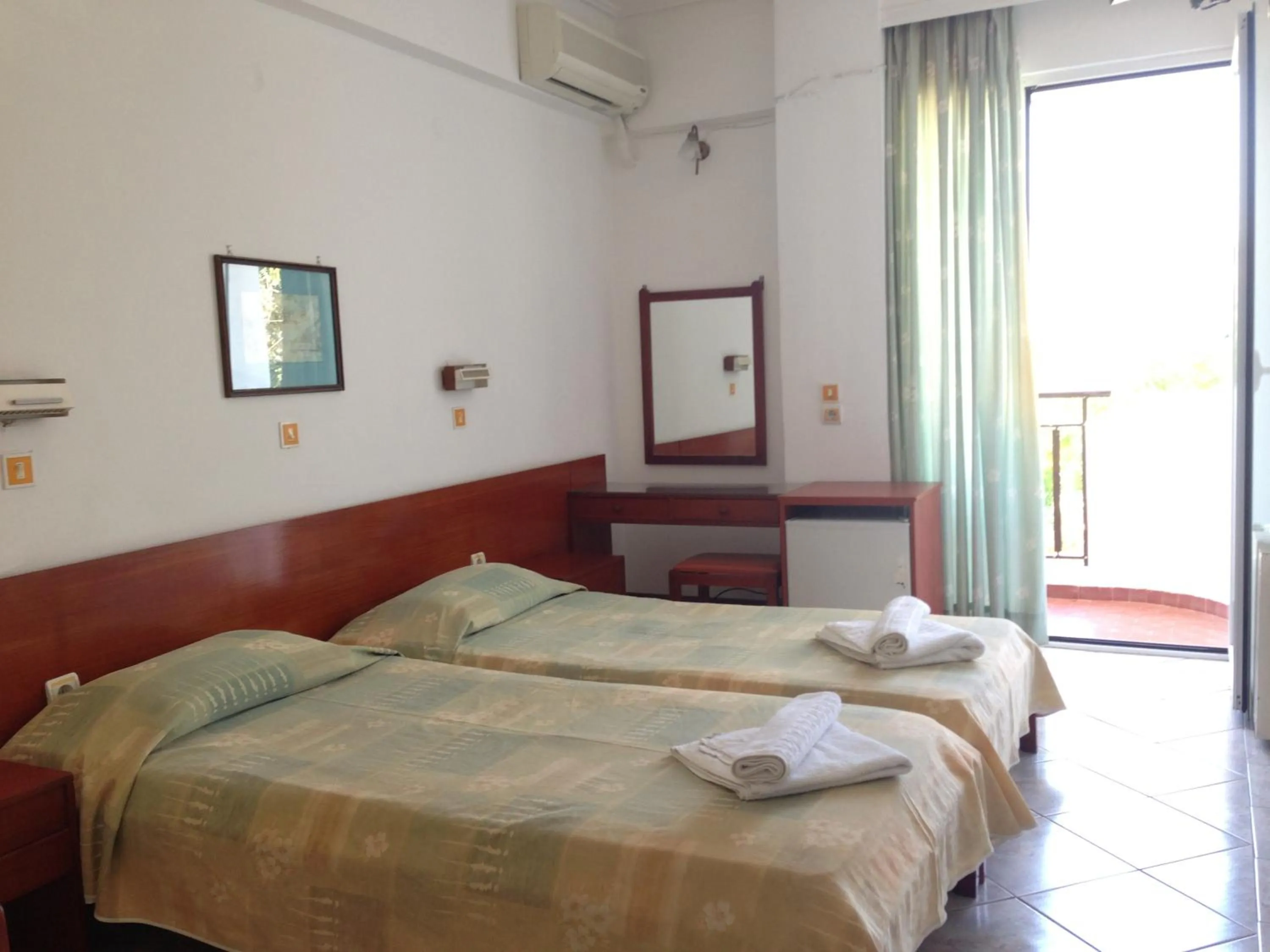 Balcony/Terrace, Bed in Captain's Hotel