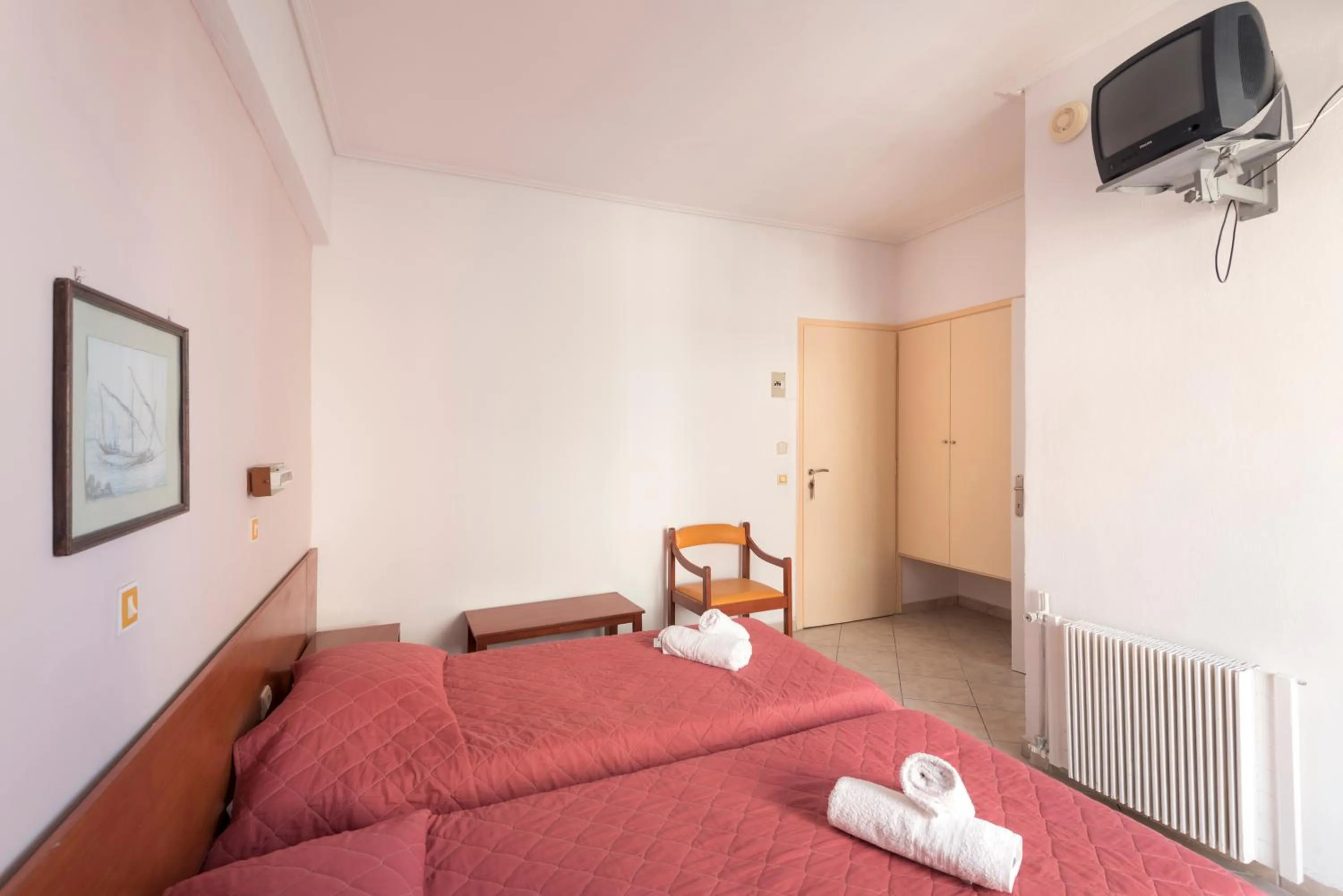 Bedroom, Bed in Captain's Hotel