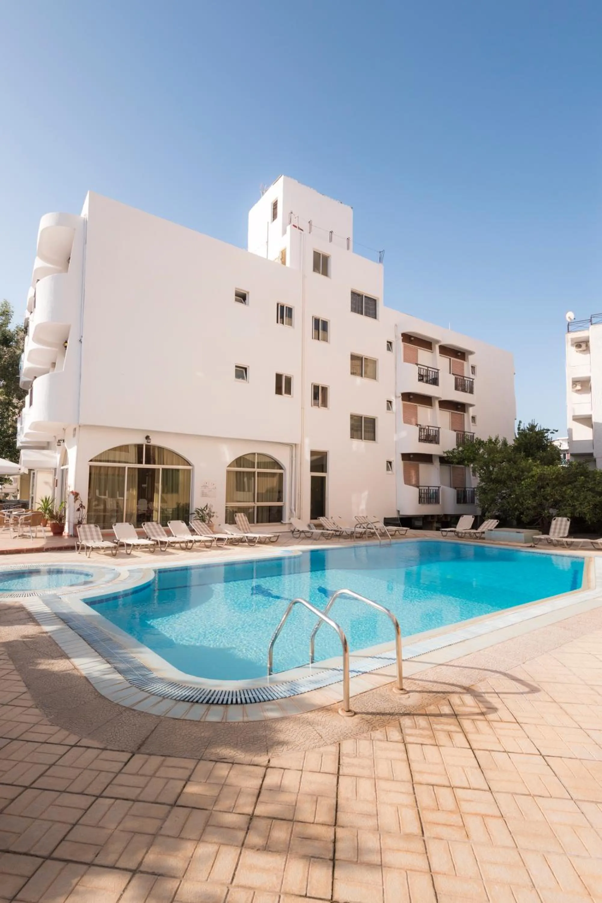 Swimming pool in Captain's Hotel