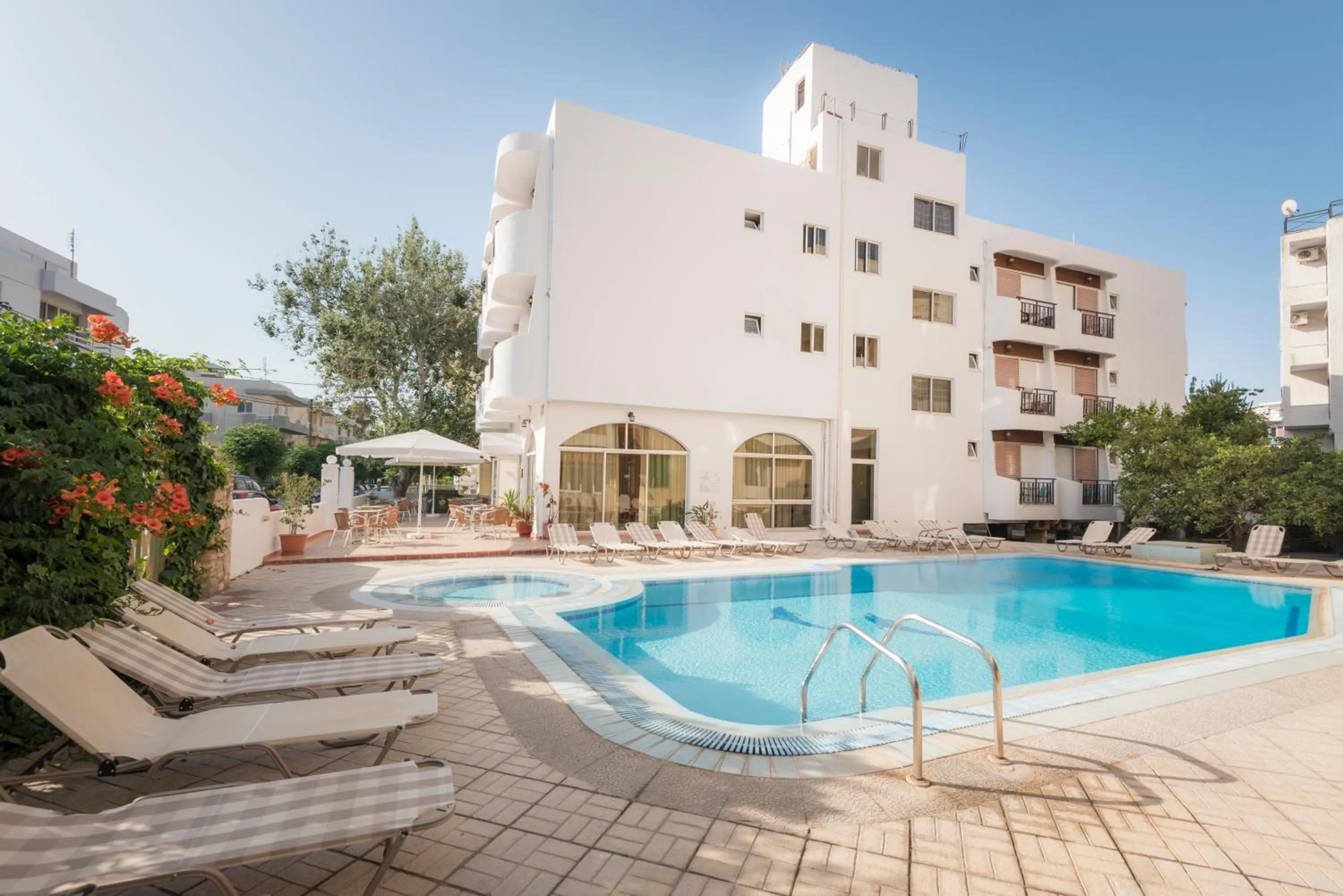 Swimming pool in Captain's Hotel