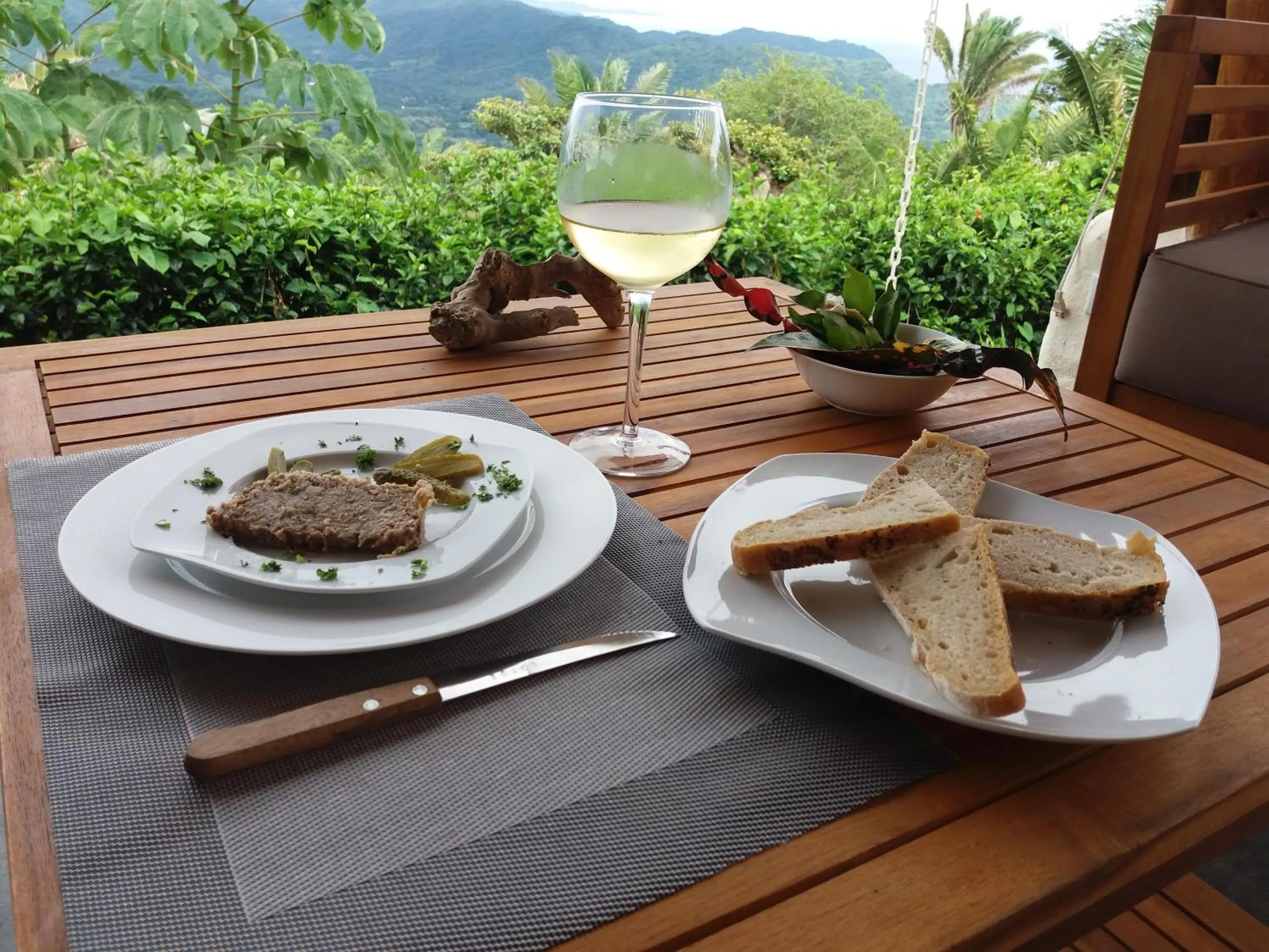 Restaurant/places to eat in Hotel Peace & Lodge