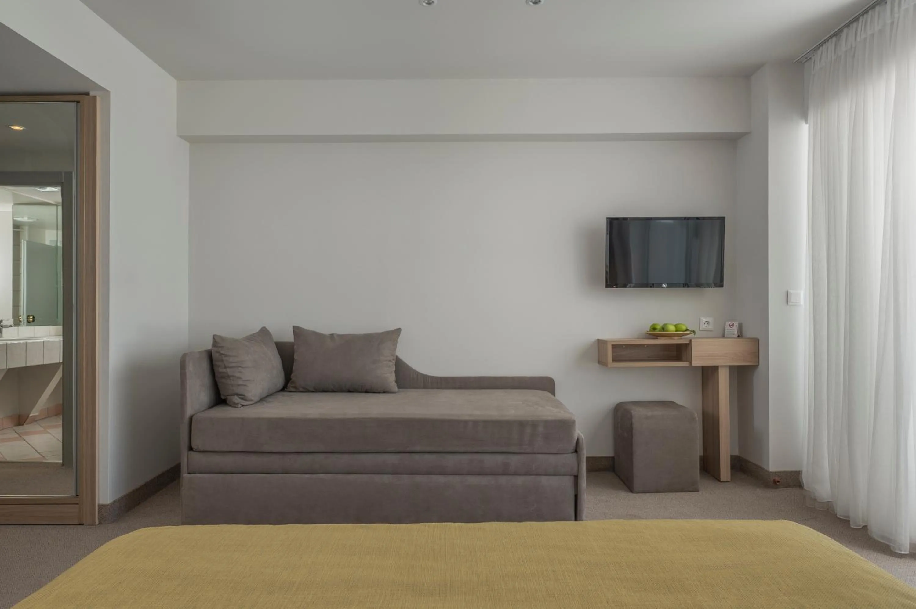 Seating area, Bed in Hotel Kriopigi