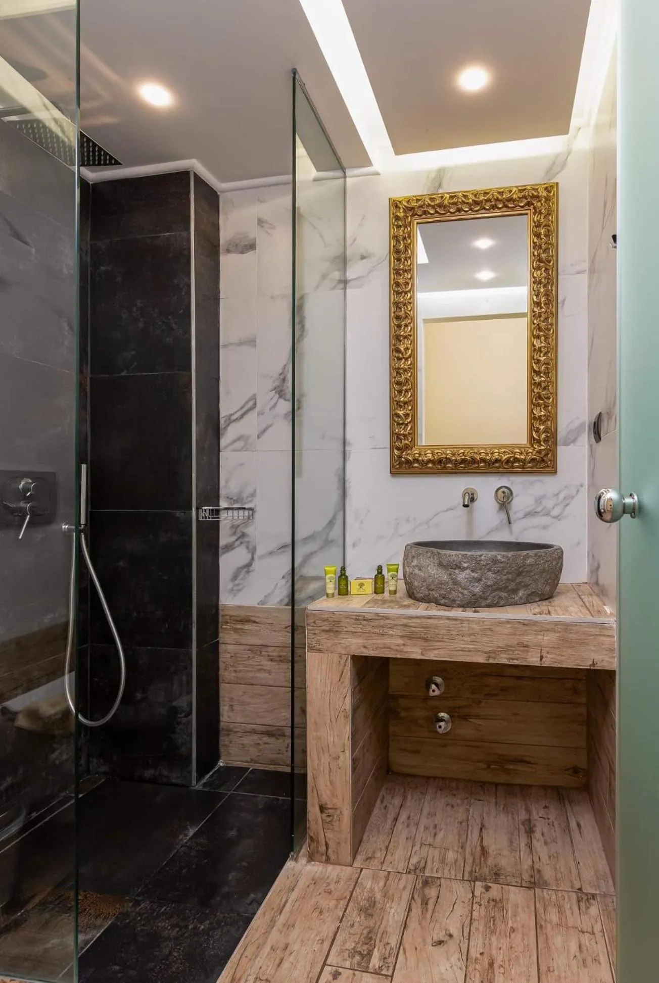 Shower in Dias Hotel & Apts