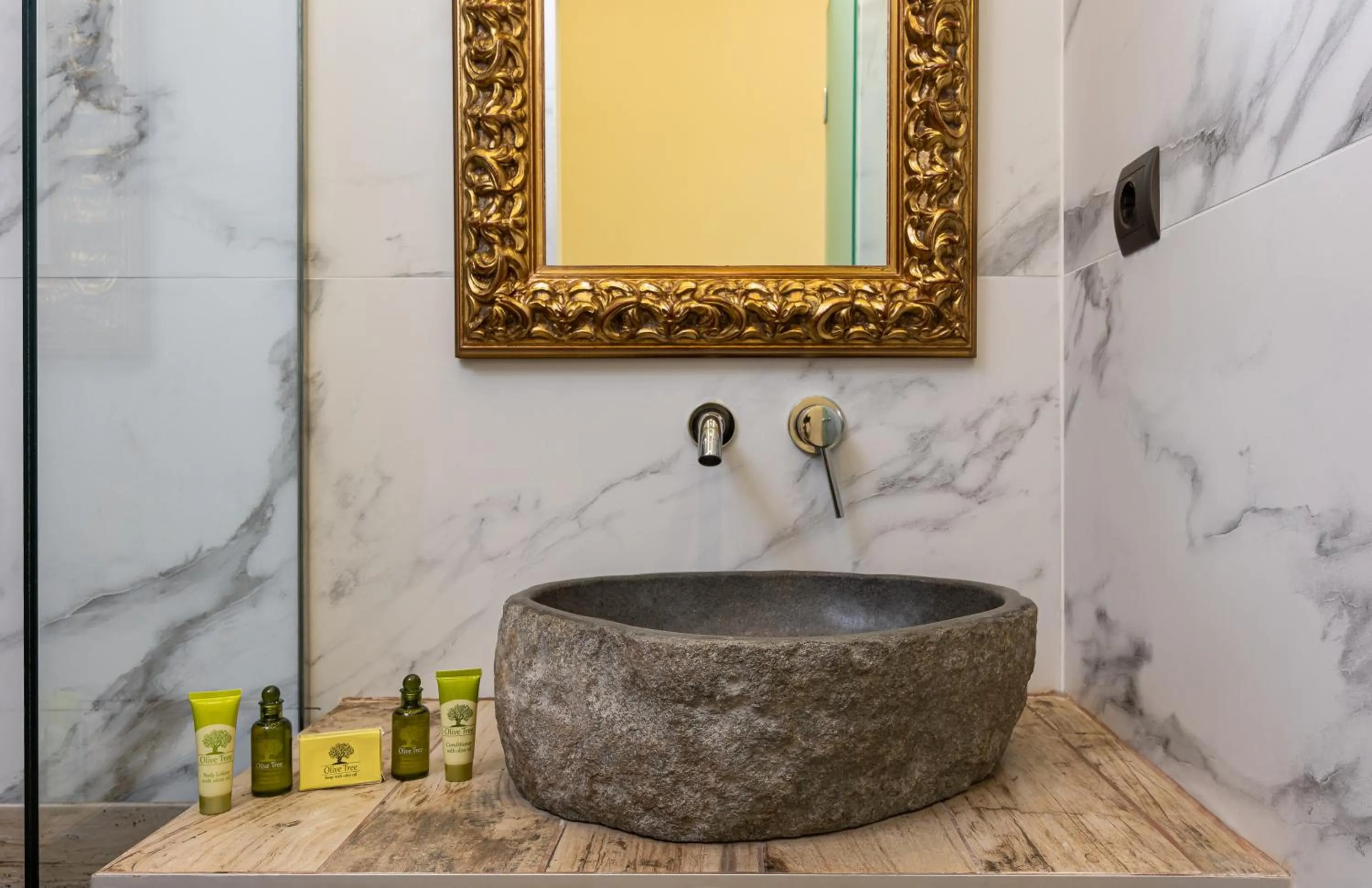 Bathroom in Dias Hotel & Apts