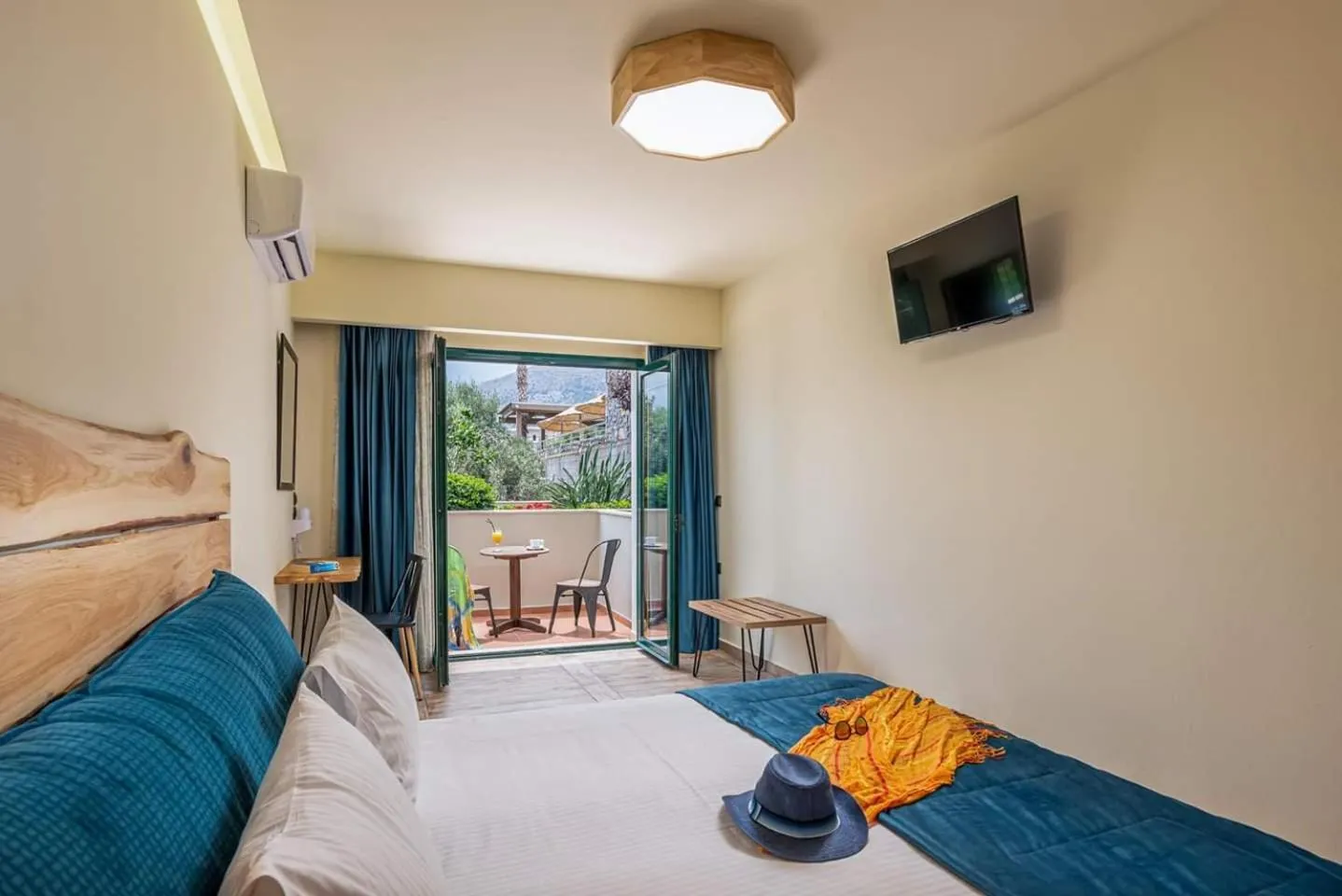 Bed in Dias Hotel & Apts