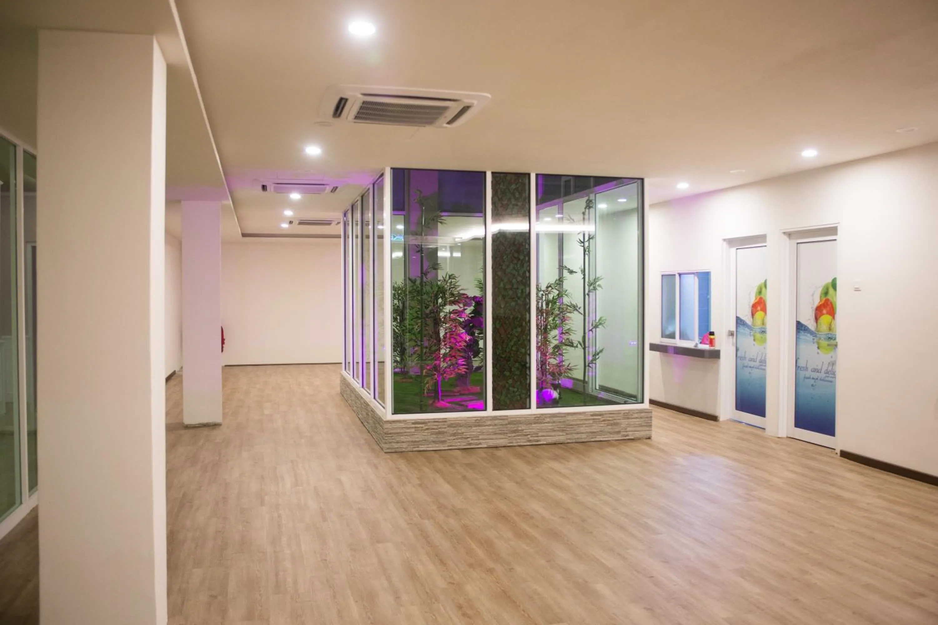 Restaurant/places to eat in Qlassic Hotel