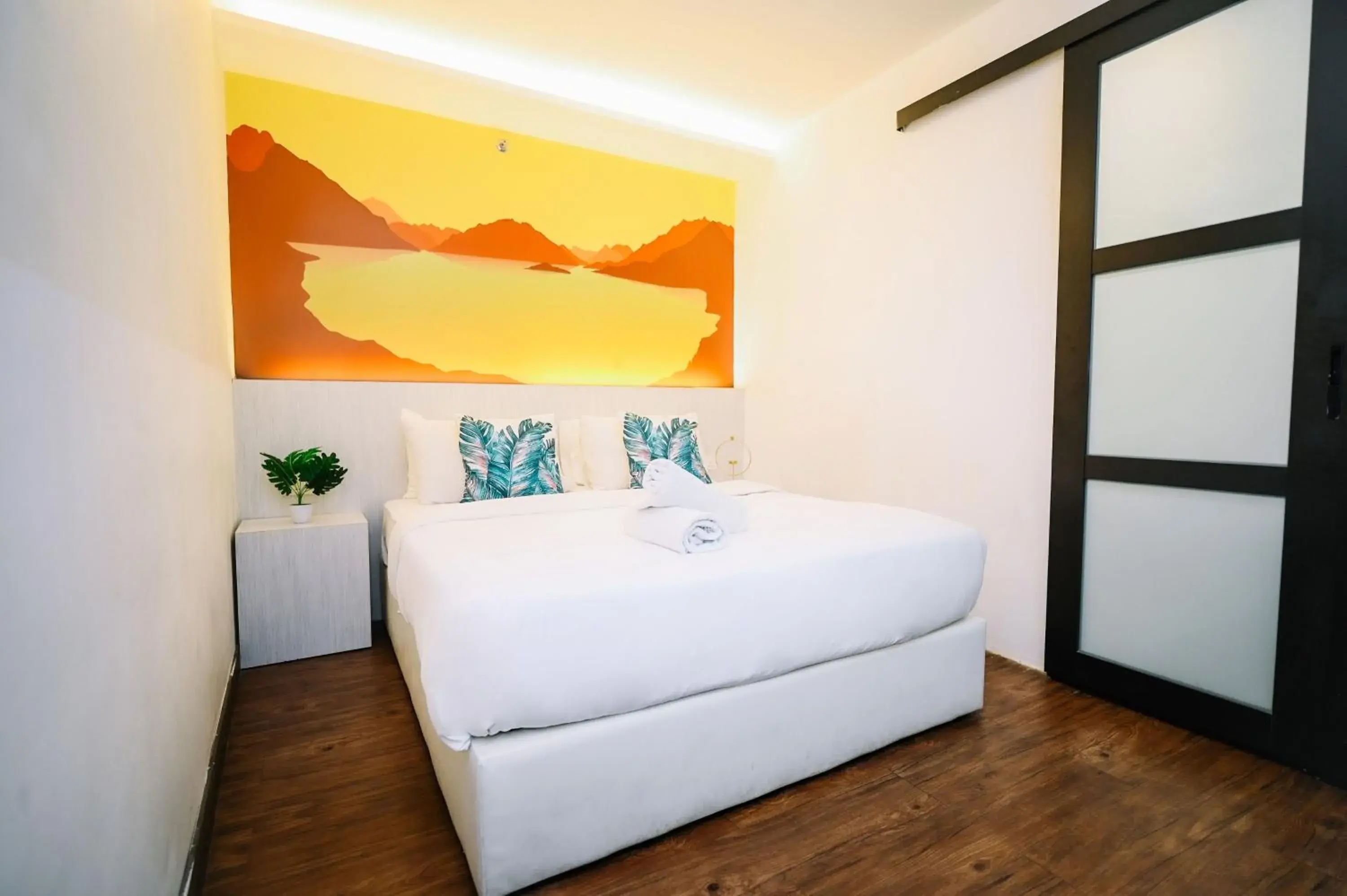 Basic Queen Room in Swing & Pillows - KL Cheras Maluri Basic Queen Room in Swing & Pillows - KL Cheras Maluri